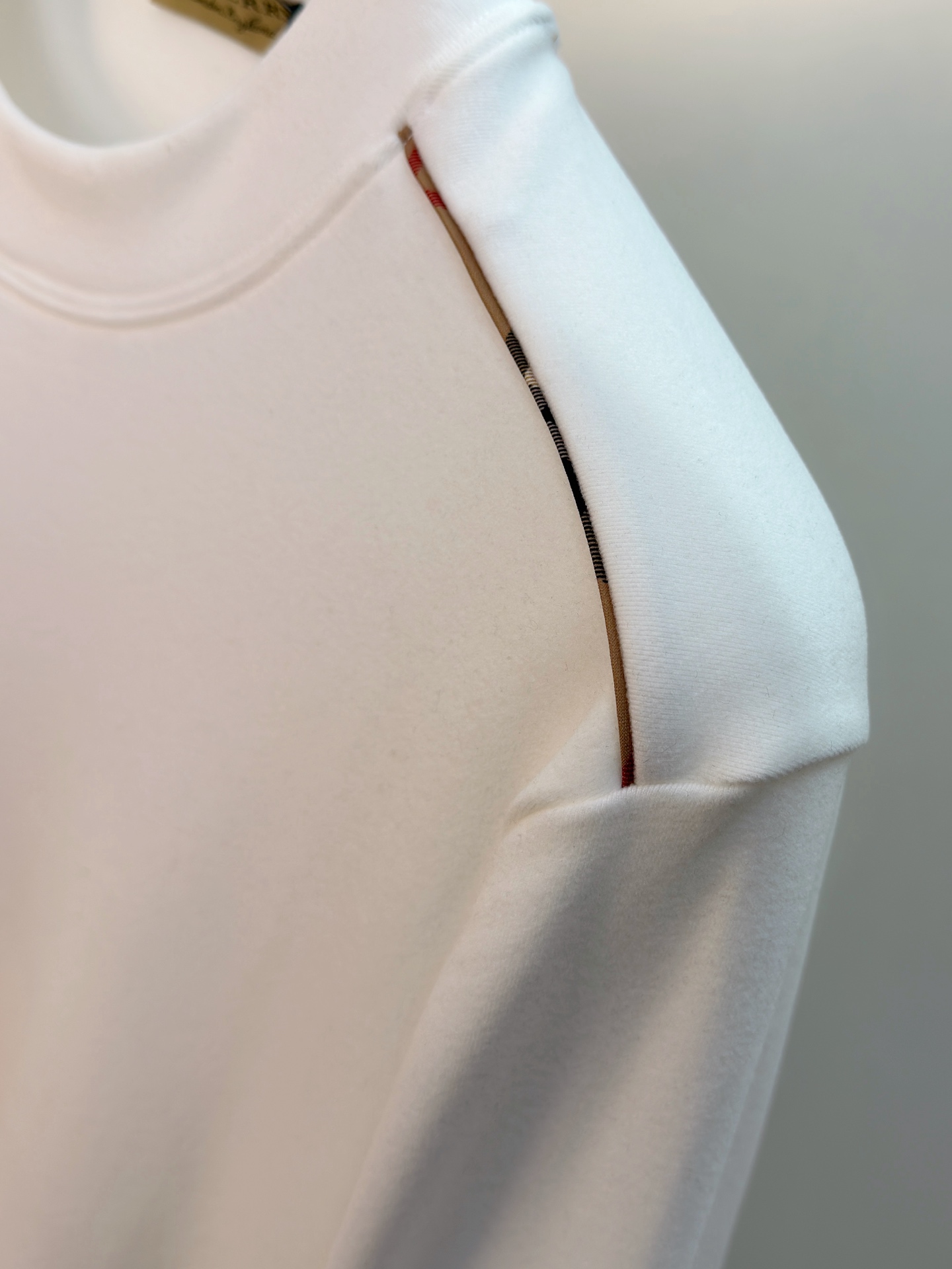 P巴宝莉25SS【新品】最新最顶级版本精美工艺圆领卫衣，最顶级的品质专柜原单套头衫，顶级制作工艺进口面料