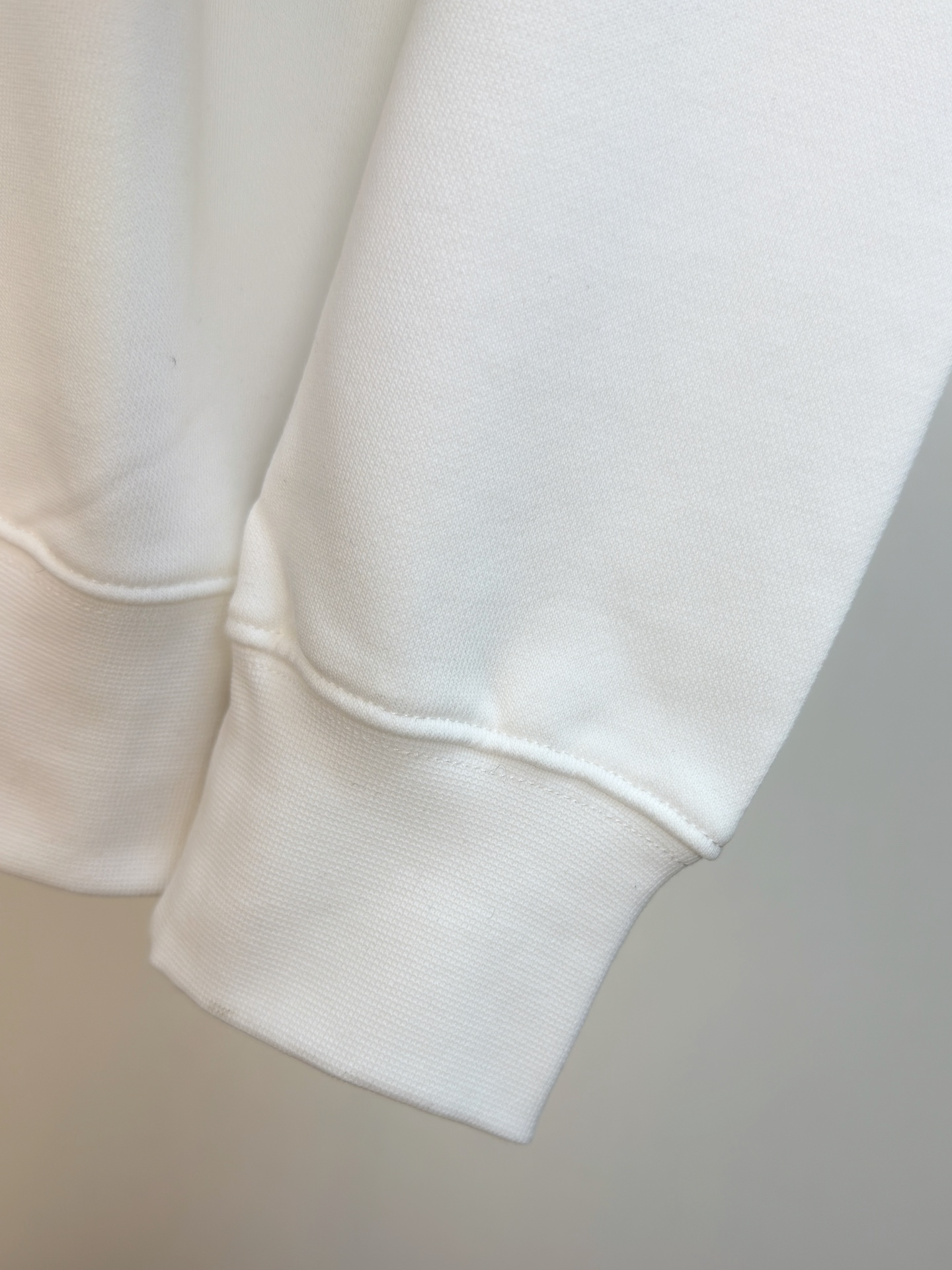 P芬迪25SS【新品】最新最顶级版本精美工艺圆领卫衣，最顶级的品质专柜原单套头衫，顶级制作工艺进口面料，