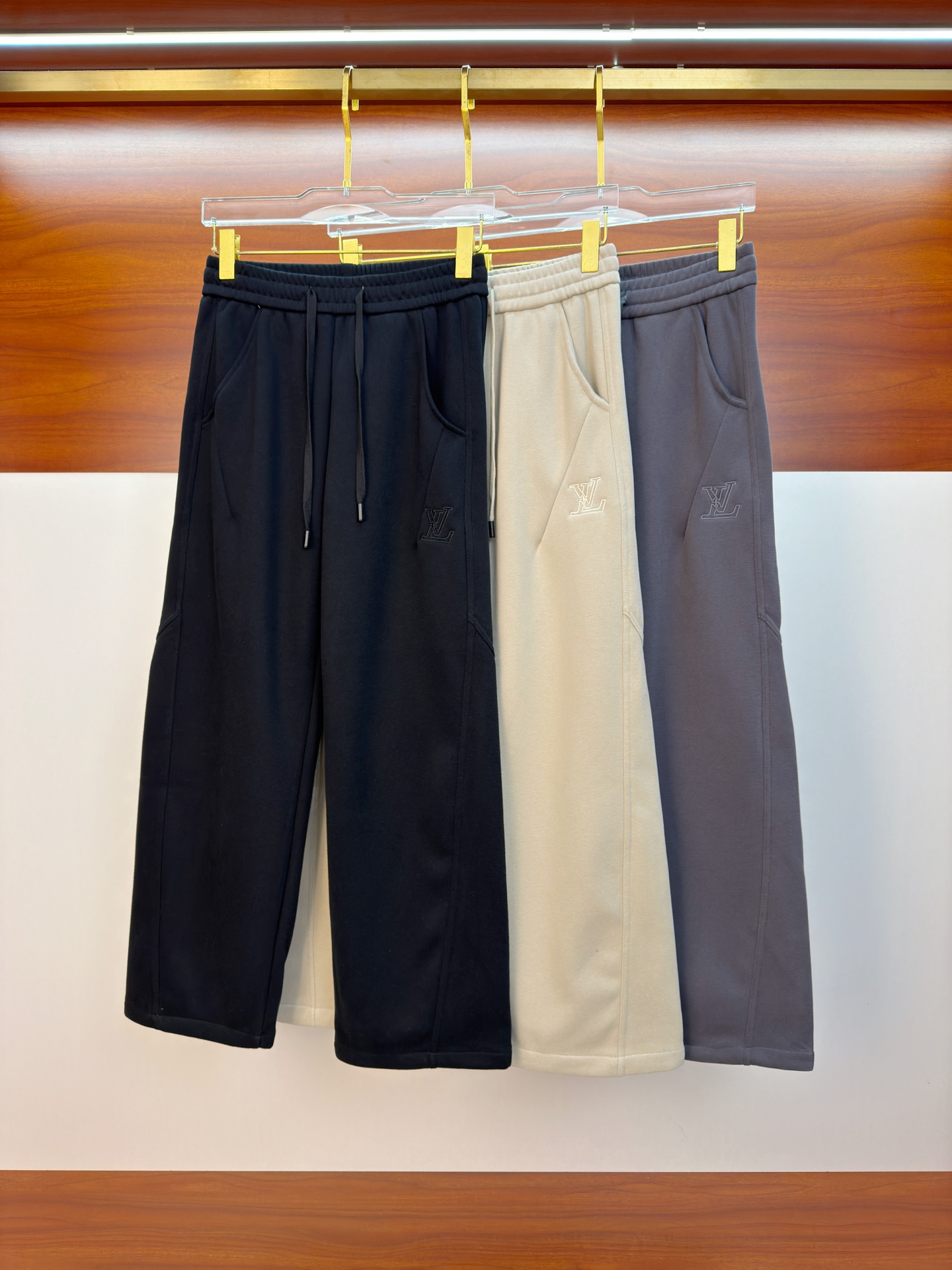 NO:612979,LV 2025 Autumn and Winter [New Products] New casual pants and sweatpants, embroidered with the iconic brand logo on the pants, customized brand-engraved hardware accessories, highlighting the brand style, carefully crafted from imported fabrics, soft, comfortable and breathable, fashionable and casual items, versatile and good-looking. Sizes: M-3XL, Louis Vuitton, Alexander Wang19860909LV 2025秋冬【新品】新款休闲裤卫裤,裤身上刺绣标志性品牌标识,客供定制品牌刻印五金配件,彰显品牌格调,进口面料精心打造,柔软舒适透气,时尚休闲单品,百搭好看.尺码:M-3XL,,louis vuitton,alexander wang,Men's clothing