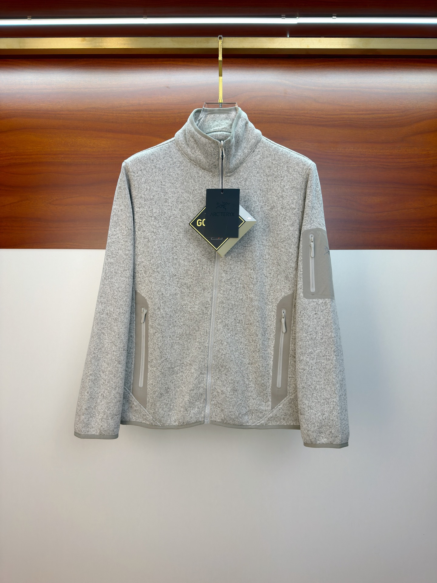 NO:612985,Arc'teryx 2025 [New Product] New Knitted Wool Cardigan Jacket for Autumn and Winter. High-quality wool blended fabric imported from Italy, high-density knitting, fashionable and versatile sweater, very handsome. Classic Logo jacquard style. Durable and not easy to deform, can be easily held in various styles, and is a classic fashion model that is sought after every year. Complete with three standards. High-quality bulk goods. Size S-2XL, arc'teryx, jackets & coats, sweaters, alexander.  wang19860909始祖鸟2025【新品】秋冬新款针织羊毛开衫外套 高品质意大利进口羊毛混纺面料,高密度针织,时尚百搭毛衣,帅气十足.经典Logo提花款.耐穿不易变形,版型,各种风格都能轻松Hold住,年年被追捧的经典时尚款 三标齐全 高品质大货 码数S-2XL,arc'teryx,jackets & coats,sweaters,alexander wang,Men's clothing