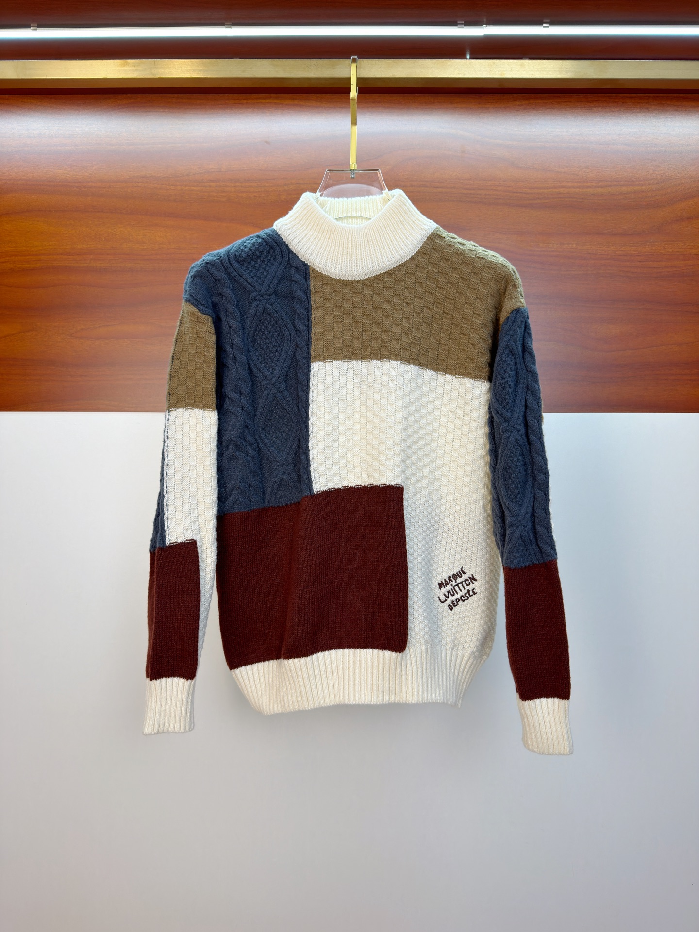 NO:612996,LV 2025 [New Products] New autumn and winter knitted sweaters, high-quality Italian imported wool blended fabrics, high-density knitting, fashionable and versatile sweaters, very handsome. Classic Logo jacquard style. Durable and not easy to deform, can be easily held in various styles, and is a classic fashion model that is sought after every year. Complete with three standards. High-quality large goods. Size M-3Xl, Louis Vuitton, Sweaters, Alexander Wang19860909LV 2025【新品】秋冬新款针织羊毛衫高品质意大利进口羊毛混纺面料,高密度针织,时尚百搭毛衣,帅气十足.经典Logo提花款.耐穿不易变形,版型,各种风格都能轻松Hold住,年年被追捧的经典时尚款 三标齐全 高品质大货 码数M-3Xl,,louis vuitton,sweaters,alexander wang,Men's clothing