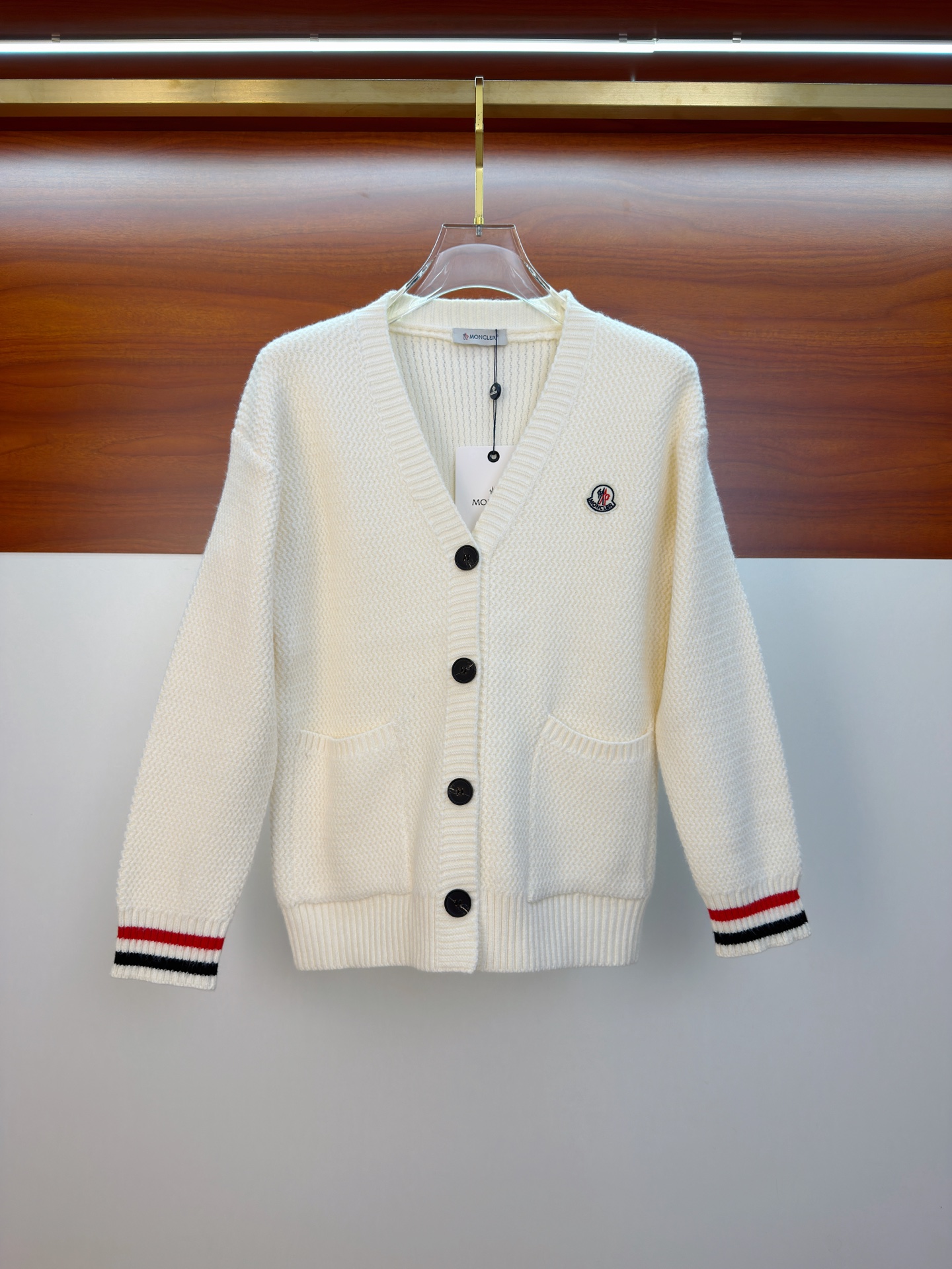 NO:613002,Mengkou 2025 [New Product] New Knitted Wool Cardigan for Autumn and Winter High-quality Italian imported wool blended fabrics, high-density knitting, fashionable and versatile sweater, very handsome. Classic Logo jacquard style. Durable and not easy to deform, can be easily held in various styles, and is a classic fashion model that is sought after every year. Complete with three standards, high-quality large goods, size M-3Xl,, Moncler, sweaters, alexander wang19860909蒙口2025【新品】秋冬新款针织羊毛开衫高品质意大利进口羊毛混纺面料,高密度针织,时尚百搭毛衣,帅气十足.经典Logo提花款.耐穿不易变形,版型,各种风格都能轻松Hold住,年年被追捧的经典时尚款 三标齐全 高品质大货 码数M-3Xl,,Moncler,sweaters,alexander wang,Men's clothing