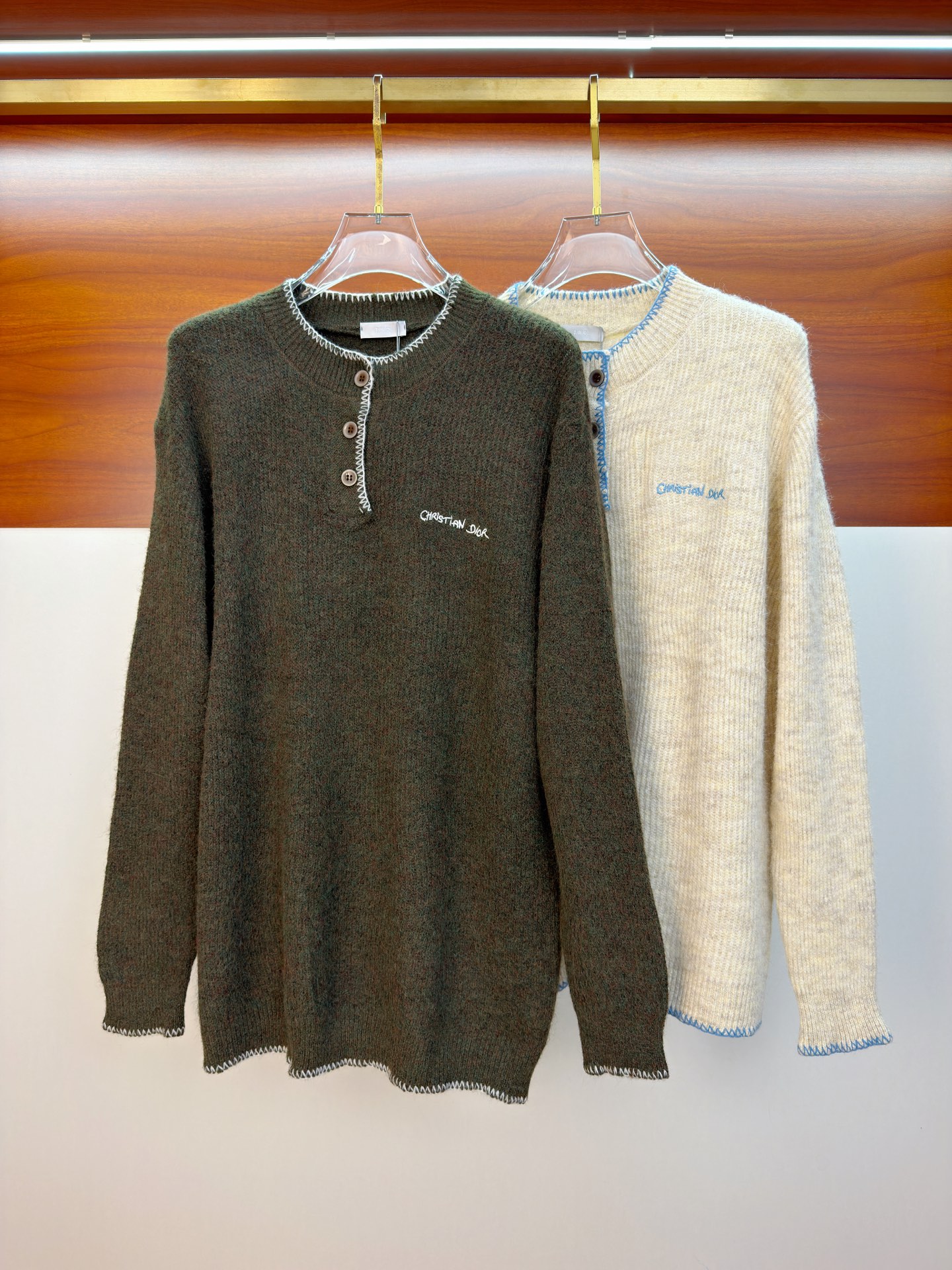 NO:613008,Dior 2025 [new product] new autumn and winter knitted sweater, high-quality Italian imported wool blended fabric, high-density knitting, fashionable and versatile sweater, very handsome. Classic Logo jacquard style. Durable and not easy to deform, version, various styles can be easily held, classic fashion style that is sought after every year. Complete three standards, high-quality large goods, size M-2XL, dior, sweaters, alexander wang19860909迪奥2025【新品】秋冬新款针织羊毛衫高品质意大利进口羊毛混纺面料,高密度针织,时尚百搭毛衣,帅气十足.经典Logo提花款.耐穿不易变形,版型,各种风格都能轻松Hold住,年年被追捧的经典时尚款 三标齐全 高品质大货 码数M-2XL,,dior,sweaters,alexander wang,Men's clothing