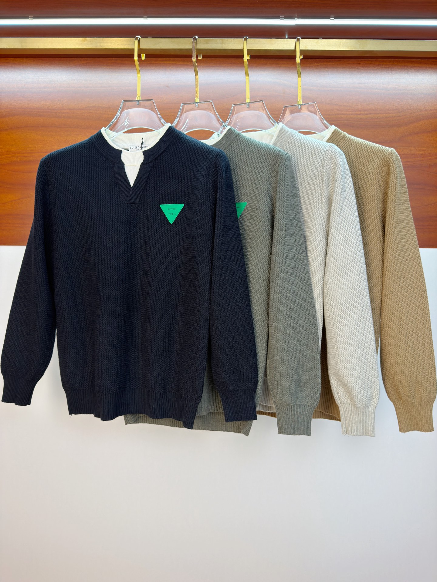 NO:613014,Bv 2025 [New Product] New autumn and winter knitted sweater, high-quality Italian imported wool blended fabric, high-density knitting, fashionable and versatile sweater, very handsome. Classic Logo jacquard style. Durable and not easy to deform, can be easily held in various styles, and is a classic fashion style that is sought after every year. Complete with three standards. High-quality large goods. Size M-3Xl,,bottega veneta,sweaters,alexander wang19860909Bv 2025【新品】秋冬新款针织羊毛衫高品质意大利进口羊毛混纺面料,高密度针织,时尚百搭毛衣,帅气十足.经典Logo提花款.耐穿不易变形,版型,各种风格都能轻松Hold住,年年被追捧的经典时尚款 三标齐全 高品质大货 码数M-3Xl,,bottega veneta,sweaters,alexander wang,Men's clothing