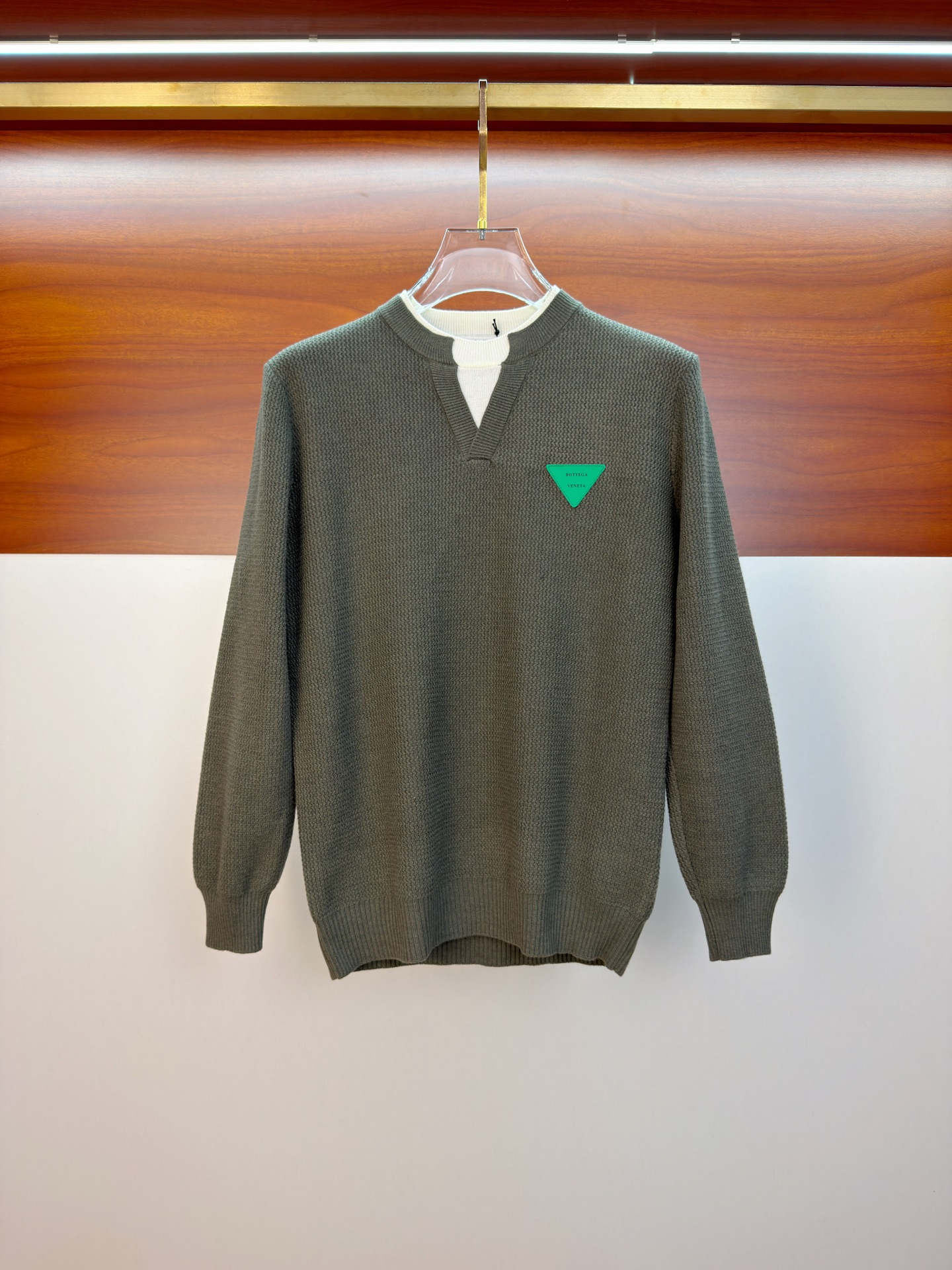 p265💰Bv 2025【新品】秋冬新款针织羊毛衫高品质意大利进口羊毛混纺面料,高密度针织,时尚百搭毛衣,帅气十足。经典Logo提花款。耐穿不易变形,版型,各种风格都能轻松Hold住,年年被追捧的经典时尚款 三标齐全 高品质大货 码数:M-3Xl