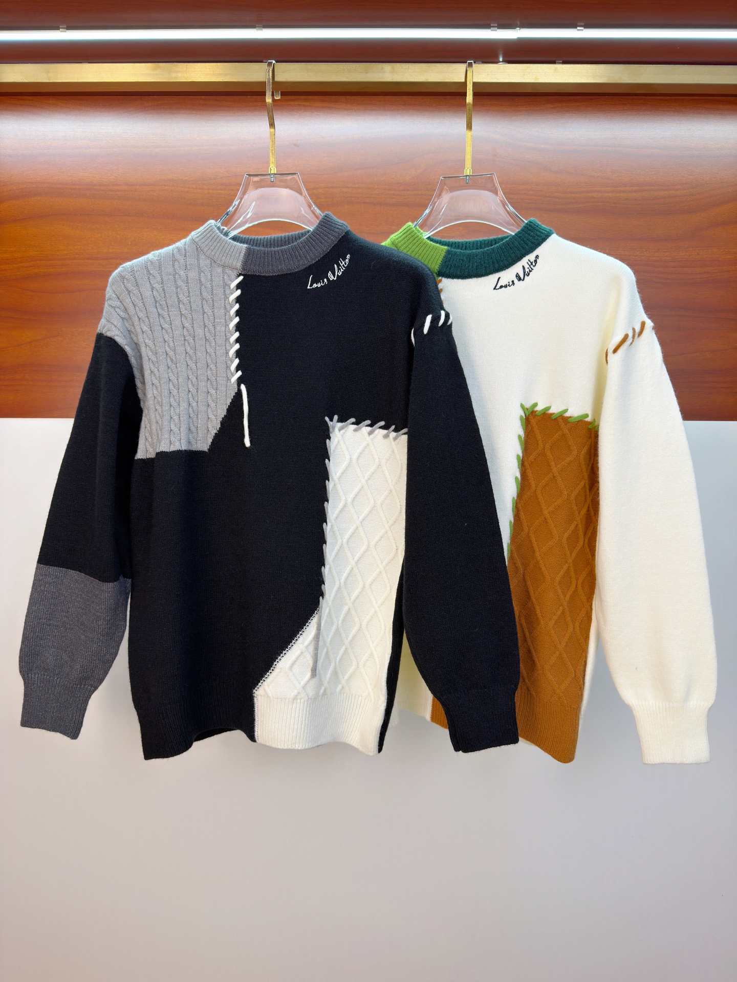 NO:612968,LV 2025 [New Products] New autumn and winter knitted sweaters, high-quality Italian imported wool blended fabrics, high-density knitting, fashionable and versatile sweaters, very handsome. Classic Logo jacquard style. Durable and not easy to deform, can be easily held in various styles, and is a classic fashion style that is sought after every year. Complete with three standards. High-quality large goods. Size M-2XL, Louis Vuitton, Sweaters, Alexander Wang19860909LV 2025【新品】秋冬新款针织羊毛衫高品质意大利进口羊毛混纺面料,高密度针织,时尚百搭毛衣,帅气十足.经典Logo提花款.耐穿不易变形,版型,各种风格都能轻松Hold住,年年被追捧的经典时尚款 三标齐全 高品质大货 码数M-2XL,,louis vuitton,sweaters,alexander wang,Men's clothing