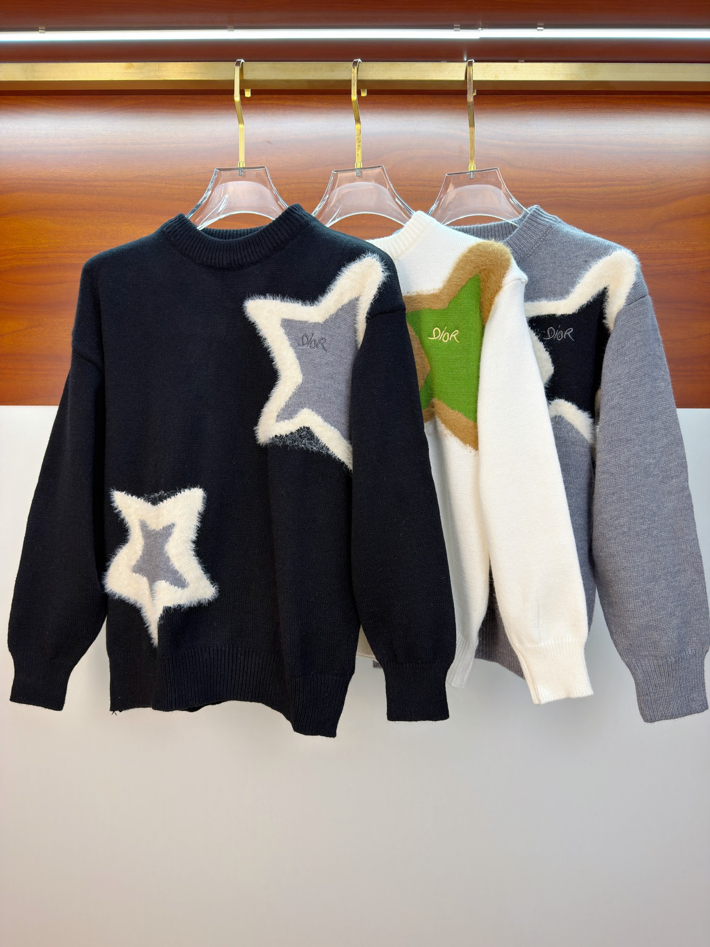 NO:612971,Dior 2025 [new product] new autumn and winter knitted sweater, high-quality Italian imported wool blend fabric, high-density knitting, fashionable and versatile sweater, very handsome. Classic Logo jacquard style. Durable and not easy to deform, version, various styles can be easily held, classic fashion style that is sought after every year. Complete three standards, high-quality large goods, size M-4XL, dior, sweaters, alexander wang19860909迪奥2025【新品】秋冬新款针织羊毛衫高品质意大利进口羊毛混纺面料,高密度针织,时尚百搭毛衣,帅气十足.经典Logo提花款.耐穿不易变形,版型,各种风格都能轻松Hold住,年年被追捧的经典时尚款 三标齐全 高品质大货 码数M-4XL,,dior,sweaters,alexander wang,Men's clothing