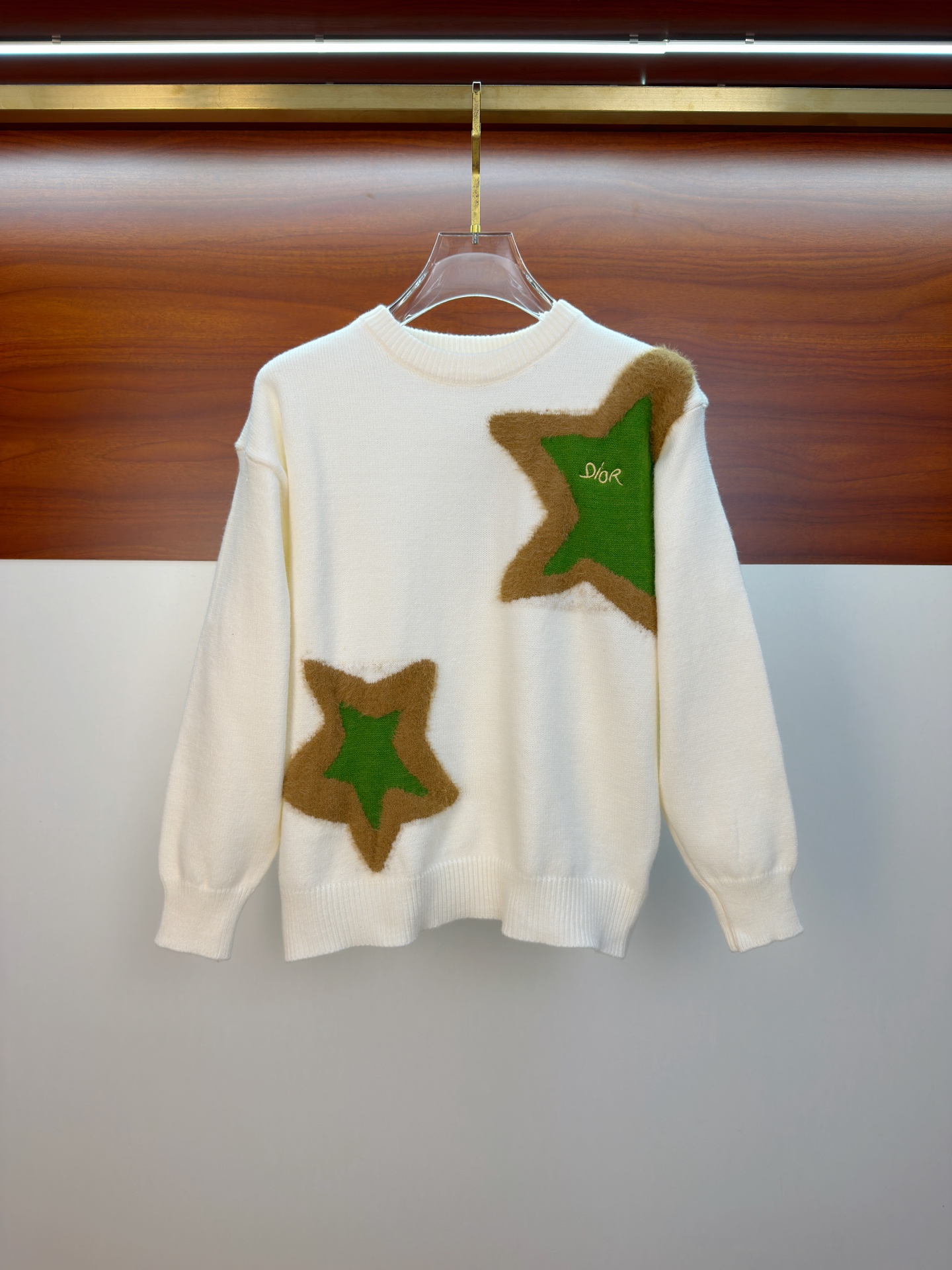 p325💰迪奥2025【新品】秋冬新款针织羊毛衫高品质意大利进口羊毛混纺面料，高密度针织，时尚百搭毛衣，帅气十足。经典Logo提花款。耐穿不易变形，版型，各种风格都能轻松Hold住，年年被追捧的经典时尚款 三标齐全 高品质大货 码数：M-4XL