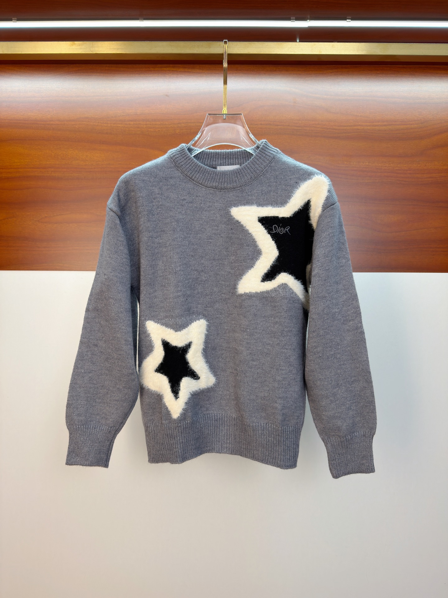 p325💰迪奥2025【新品】秋冬新款针织羊毛衫高品质意大利进口羊毛混纺面料，高密度针织，时尚百搭毛衣，帅气十足。经典Logo提花款。耐穿不易变形，版型，各种风格都能轻松Hold住，年年被追捧的经典时尚款 三标齐全 高品质大货 码数：M-4XL