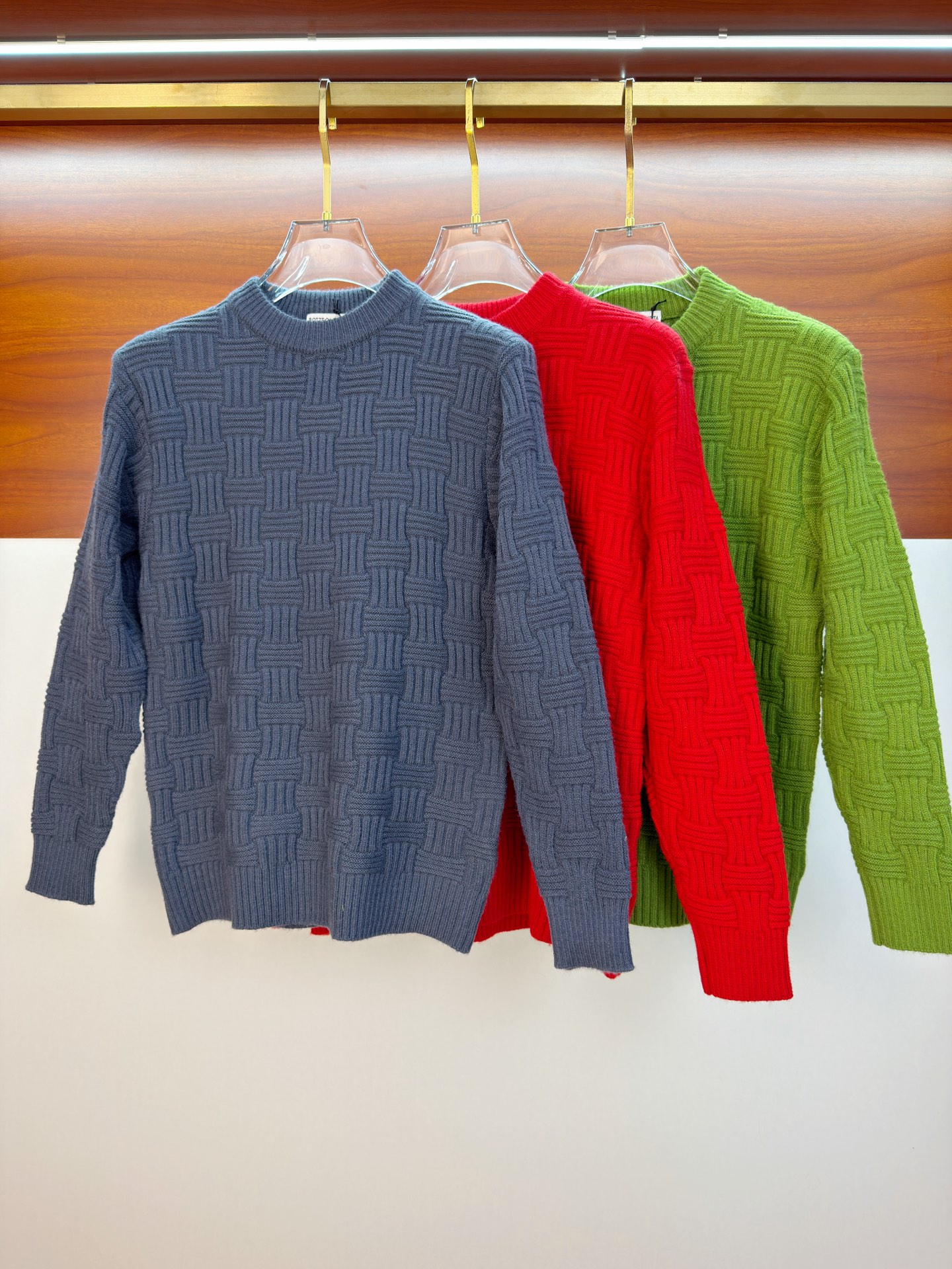 NO:612976,BV 2025 [New Product] New autumn and winter knitted sweater, high-quality Italian imported wool blend fabric, high-density knitting, fashionable and versatile sweater, very handsome. Classic Logo jacquard style. Durable and not easy to deform, version, various styles can be easily held, classic fashion style that is sought after every year. Complete three standards, high-quality large goods, size M-4XL,, bottega veneta, sweaters, alexander wang19860909BV 2025【新品】秋冬新款针织羊毛衫高品质意大利进口羊毛混纺面料,高密度针织,时尚百搭毛衣,帅气十足.经典Logo提花款.耐穿不易变形,版型,各种风格都能轻松Hold住,年年被追捧的经典时尚款 三标齐全 高品质大货 码数M-4XL,,bottega veneta,sweaters,alexander wang,Men's clothing