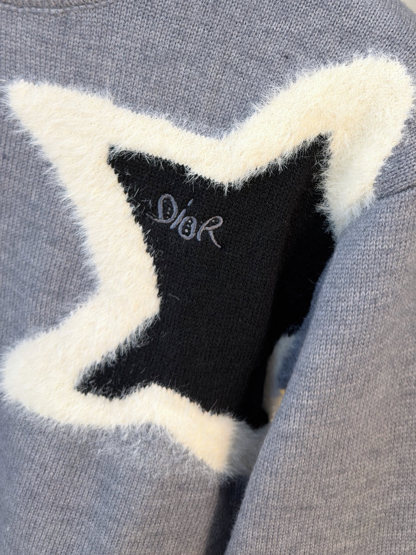 P迪奥2025【新品】秋冬新款针织羊毛衫高品质意大利进口羊毛混纺面料，高密度针织，时尚百搭毛衣，帅气十足