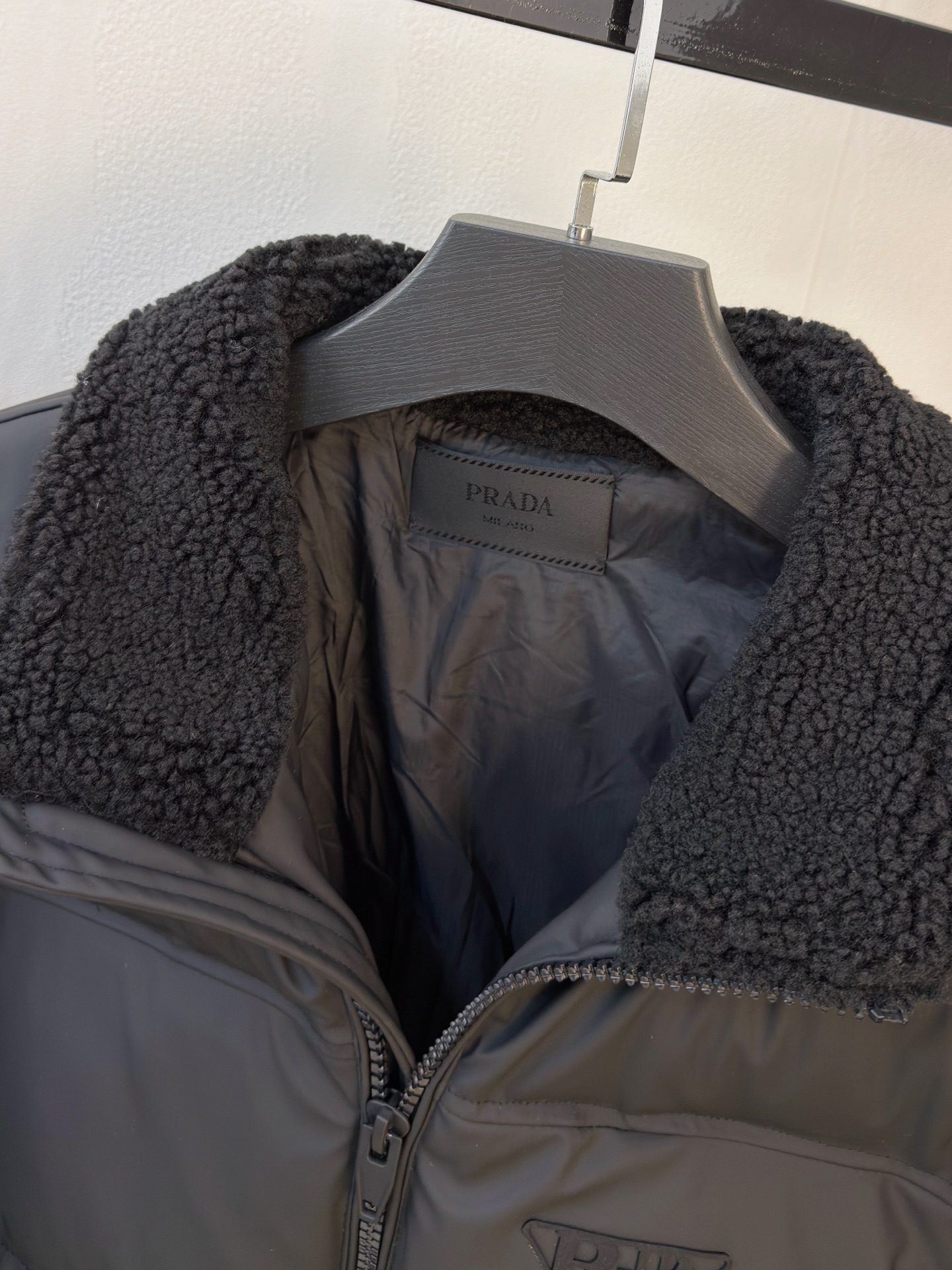 P普拉达25ss秋冬新款🆕鹅绒羽绒服原版1:1订制五金配件全进口原版定制 欢迎专柜对比 绝对的高品质 采