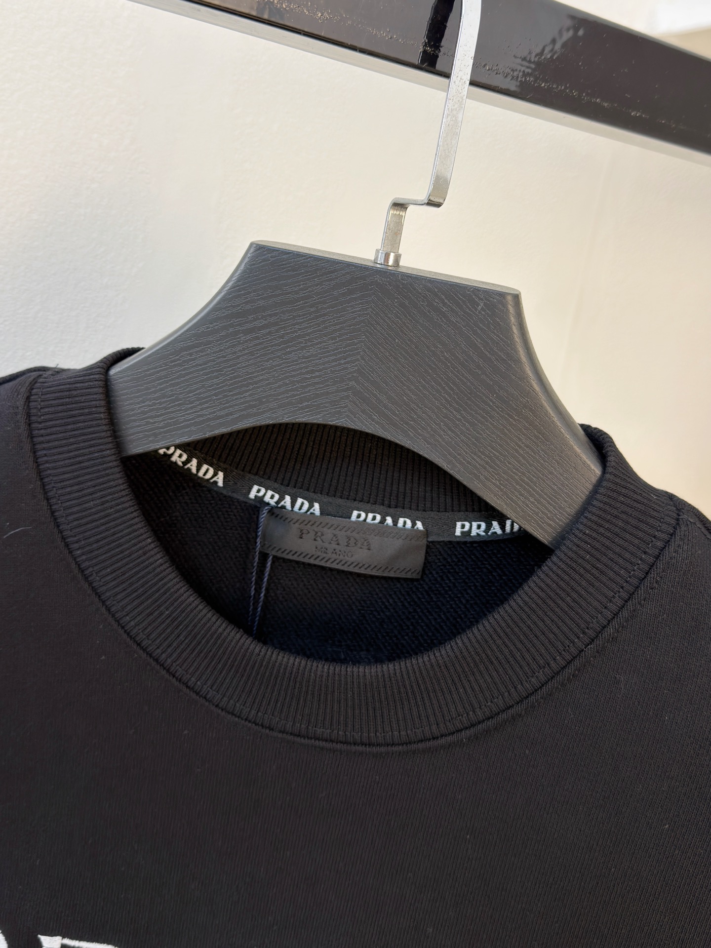 P普拉达25SS【新品】最新最顶级版本精美工艺圆领卫衣，最顶级的品质专柜原单套头衫，顶级制作工艺进口面料