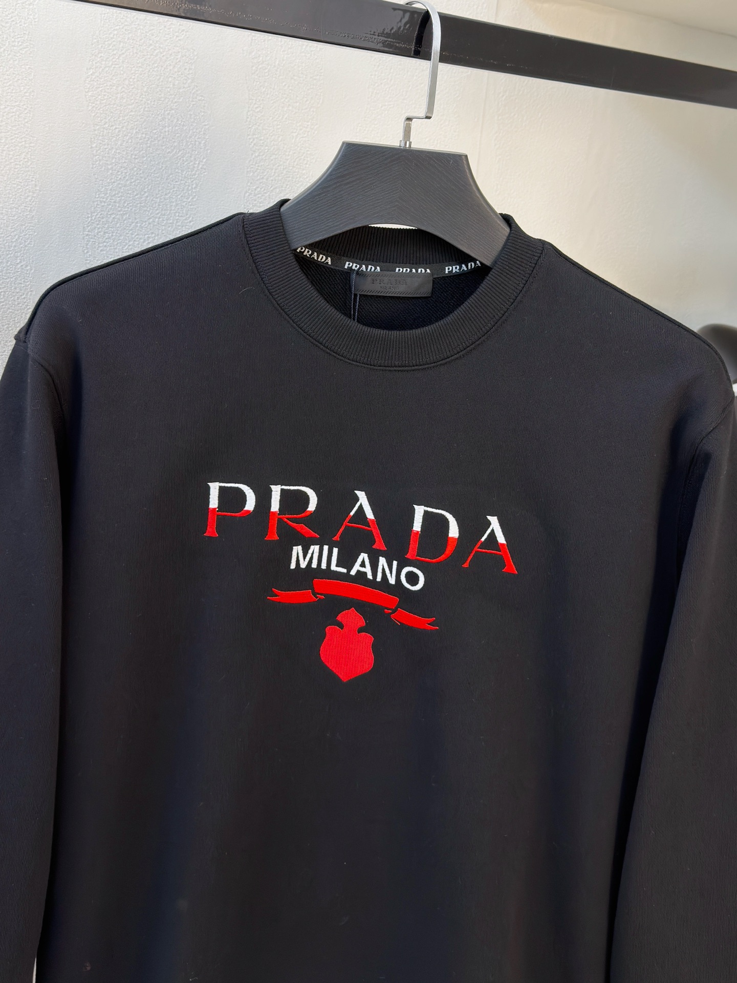 P普拉达25SS【新品】最新最顶级版本精美工艺圆领卫衣，最顶级的品质专柜原单套头衫，顶级制作工艺进口面料