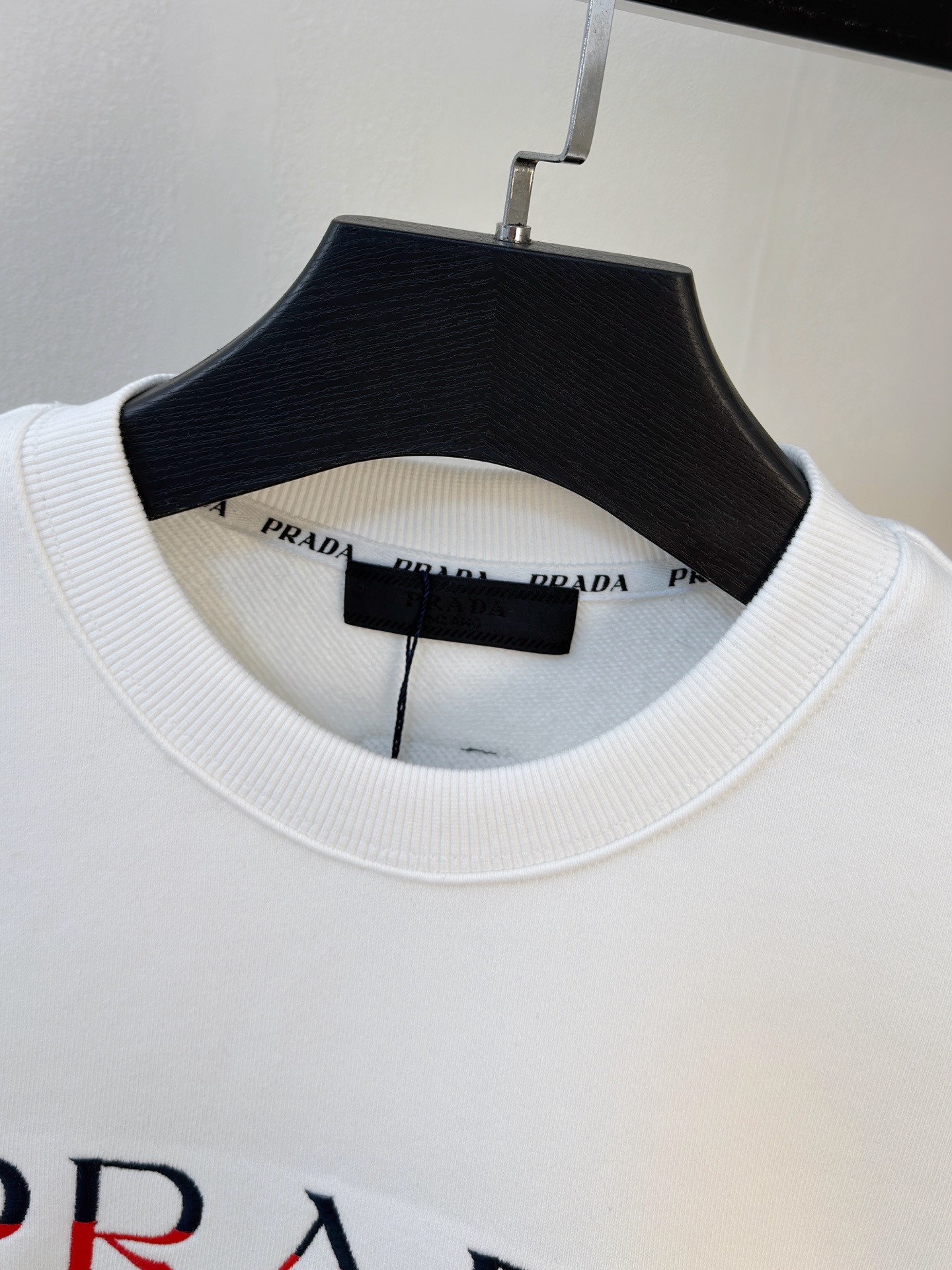 P普拉达25SS【新品】最新最顶级版本精美工艺圆领卫衣，最顶级的品质专柜原单套头衫，顶级制作工艺进口面料