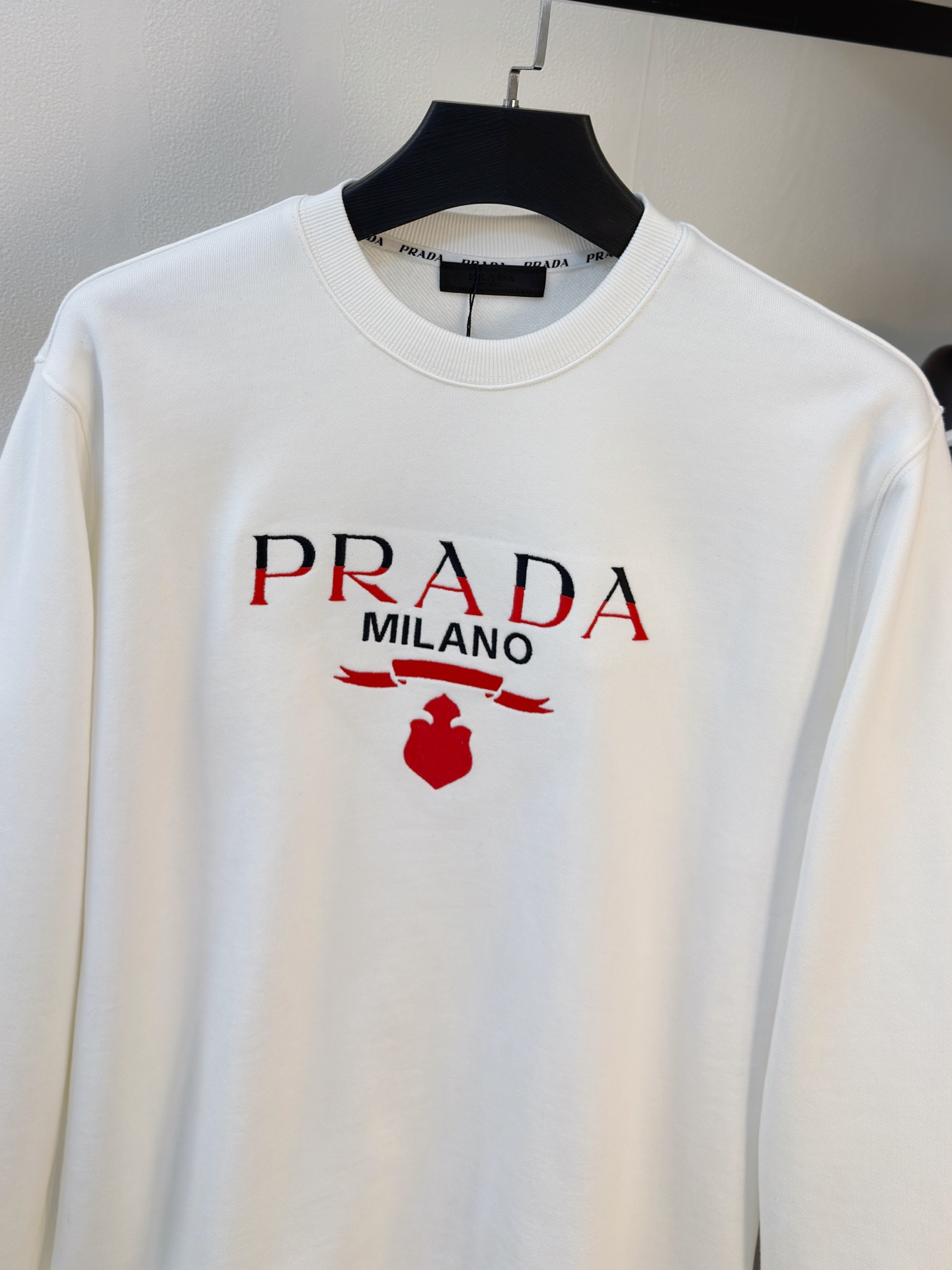 P普拉达25SS【新品】最新最顶级版本精美工艺圆领卫衣，最顶级的品质专柜原单套头衫，顶级制作工艺进口面料
