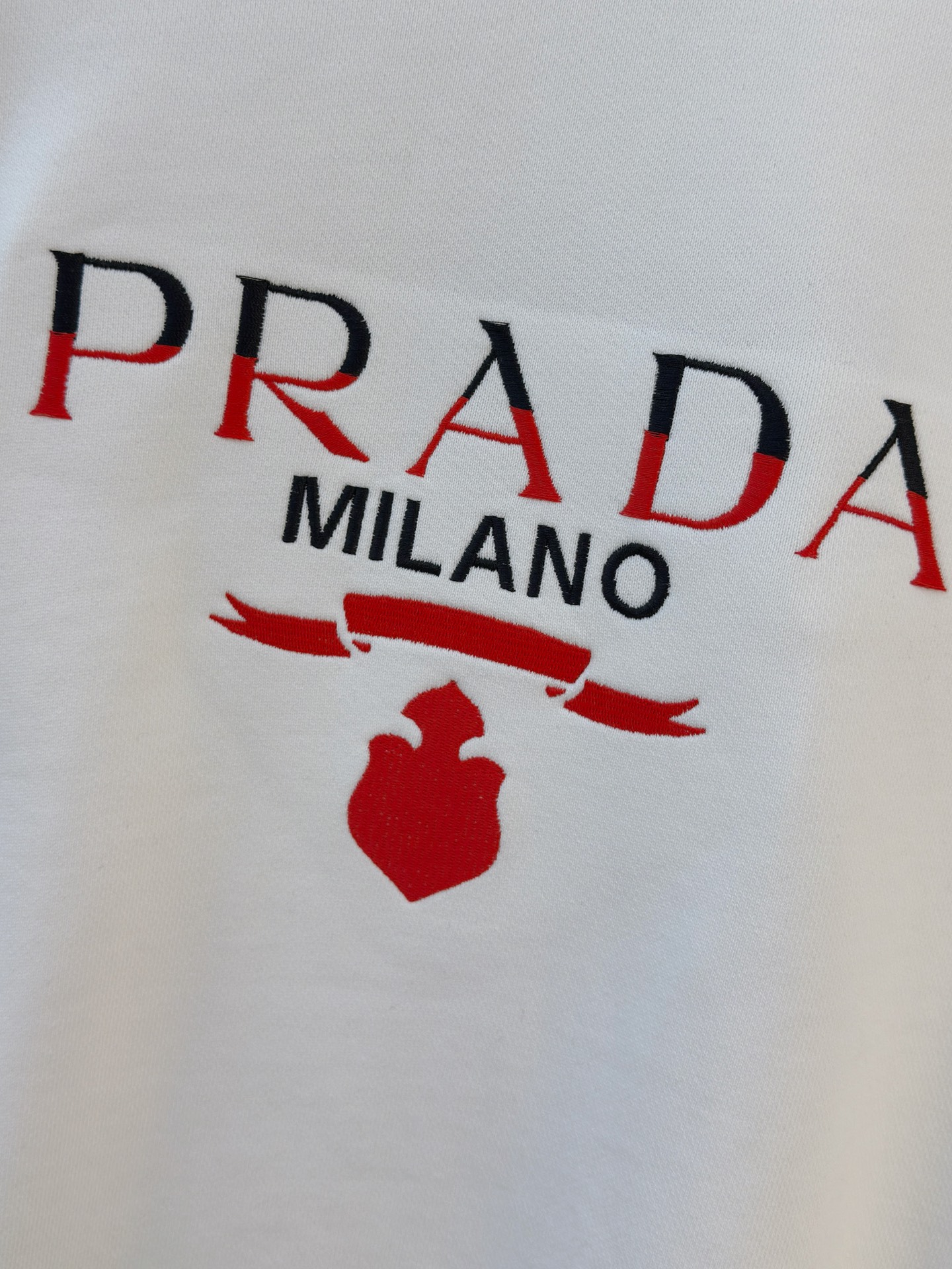 P普拉达25SS【新品】最新最顶级版本精美工艺圆领卫衣，最顶级的品质专柜原单套头衫，顶级制作工艺进口面料