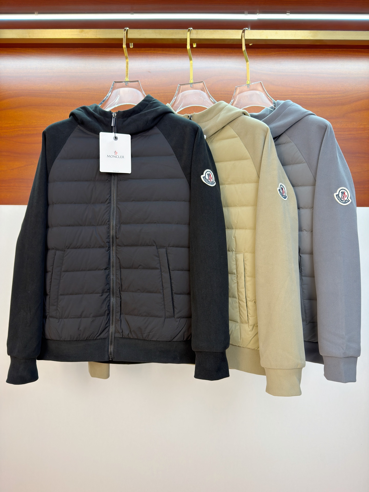 NO:653415,Mengkou 25ss autumn and winter new goose down jacket original 1:1 customized hardware accessories are all imported and original customization. Welcome to compare at the counter. Absolutely high quality. Use top 95 fill-down goose down. Super soft. Filled with feathers. Fluffy and full. Super heavy fabrics with perfect workmanship. Pay attention to the fabrics are super comfortable. Exclusive model. Non-market goods. Same sizes for men and women: M-3XL, Moncler, down jacket, alexander wang19860909蒙口25ss秋冬新款鹅绒羽绒服原版1:1订制五金配件全进口原版定制 欢迎专柜对比 绝对的高品质 采用顶级95充绒量鹅绒 超柔软 充羽量蓬松饱满 超级重面料做工杠杠的版型完美 注意面料超舒服 独家款 非市场货 男女同款尺码M-3XL,,Moncler,down jacket,alexander wang,Men's clothing