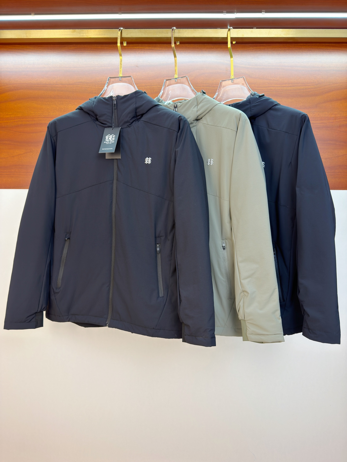 NO:653423,Kolon Cotton Clothing 25ss Early Autumn [New Product] New Casual Cotton Clothing Jacket at the Autumn and Winter Counter!  Ultra-avant-garde design style, delicate and comfortable, very light to wear and not easy to wrinkle. Multiple craftsmanship. The overall design is quite visual. The upper body is casual and stylish, with a certain degree of stiffness. It is definitely at the forefront of fashion. Recommended for a sense of temperament, a must-have for urban leisure. Size L-3XL,,jackets & coats,alexander wang19860909可隆棉服25ss早秋【新品】秋冬专柜新款休闲棉服外套！超前卫设计风格 细腻舒适 穿着非常轻便不易起皱.多重重工艺 整体的设计颇具视觉感,上身休闲有型,有一定的挺括度,绝对走在时尚最尖端的气质感推荐,都市休闲必备.码数L-3XL,,jackets & coats,alexander wang,Men's clothing