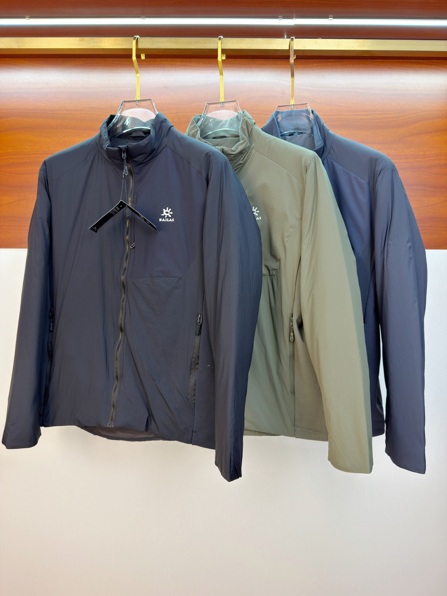 NO:653440,Kaile Asbestos Suit 25ss Early Autumn [New Product] New Casual Cotton Suit Jacket at the Autumn and Winter Counter!  Ultra-avant-garde design style, delicate and comfortable, very light to wear and not easy to wrinkle. Multiple craftsmanship. The overall design is quite visual. The upper body is casual and stylish, with a certain degree of stiffness. It is definitely at the forefront of fashion. It is recommended for urban leisure. Size M-3XL, jackets & coats, alexander wang19860909凯乐石棉服25ss早秋【新品】秋冬专柜新款休闲棉服外套！超前卫设计风格 细腻舒适 穿着非常轻便不易起皱.多重重工艺 整体的设计颇具视觉感,上身休闲有型,有一定的挺括度,绝对走在时尚最尖端的气质感推荐,都市休闲必备.码数M-3XL,,jackets & coats,alexander wang,Men's clothing