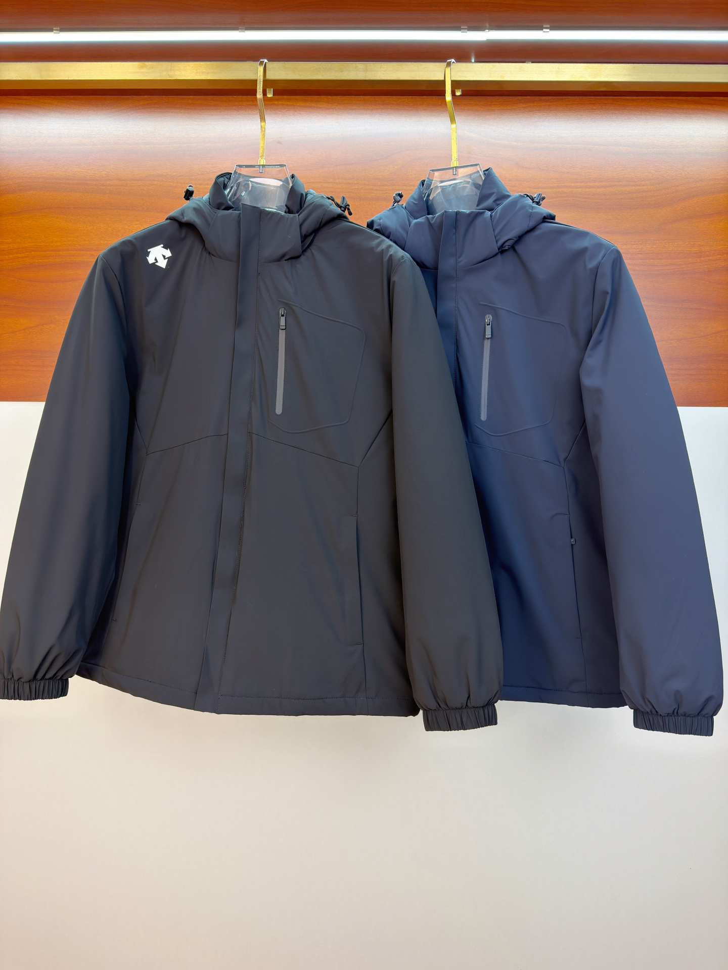 NO:653463,Descente Cotton Clothing 25ss Early Autumn [New Product] New Casual Cotton Clothing Jacket at the Autumn and Winter Counter!  Ultra-avant-garde design style, delicate and comfortable, very light to wear and not easy to wrinkle. Multiple craftsmanship. The overall design is quite visual. The upper body is casual and stylish, with a certain degree of stiffness. It is definitely at the forefront of fashion. Recommended for a sense of temperament, a must-have for urban leisure. Size L-3XL,,jackets & coats,alexander wang19860909迪桑特棉服25ss早秋【新品】秋冬专柜新款休闲棉服外套！超前卫设计风格 细腻舒适 穿着非常轻便不易起皱.多重重工艺 整体的设计颇具视觉感,上身休闲有型,有一定的挺括度,绝对走在时尚最尖端的气质感推荐,都市休闲必备.码数L-3XL,,jackets & coats,alexander wang,Men's clothing