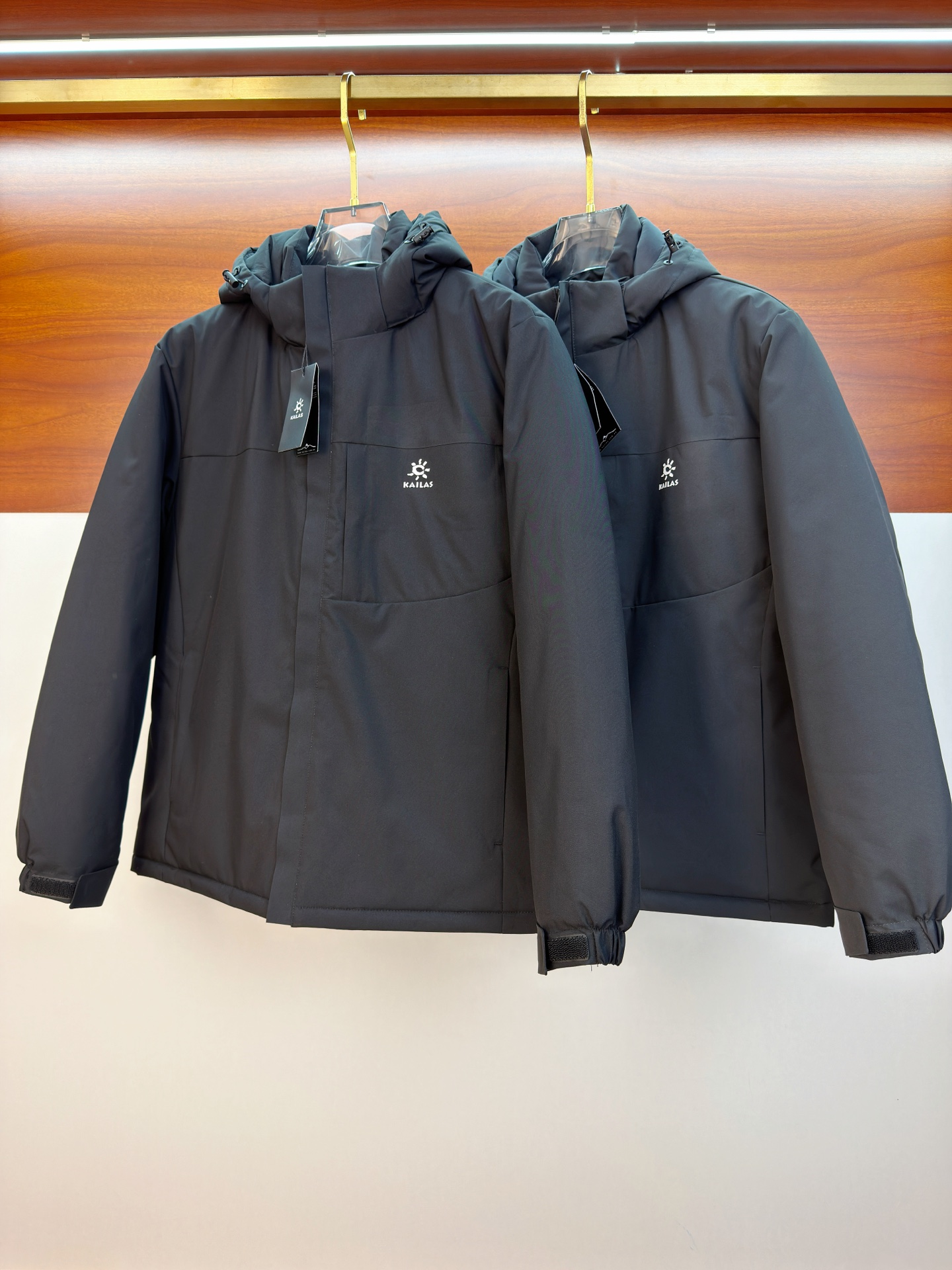 NO:653455,Kaile Asbestos Suit 25ss Early Autumn [New Product] New Casual Cotton Suit Jacket at the Autumn and Winter Counter!  Ultra-avant-garde design style, delicate and comfortable, very light to wear and not easy to wrinkle. Multiple craftsmanship. The overall design is quite visual. The upper body is casual and stylish, with a certain degree of stiffness. It is definitely at the forefront of fashion. Recommended for a sense of temperament, a must-have for urban leisure. Size L-3XL,,jackets & coats,alexander wang19860909凯乐石棉服25ss早秋【新品】秋冬专柜新款休闲棉服外套！超前卫设计风格 细腻舒适 穿着非常轻便不易起皱.多重重工艺 整体的设计颇具视觉感,上身休闲有型,有一定的挺括度,绝对走在时尚最尖端的气质感推荐,都市休闲必备.码数L-3XL,,jackets & coats,alexander wang,Men's clothing