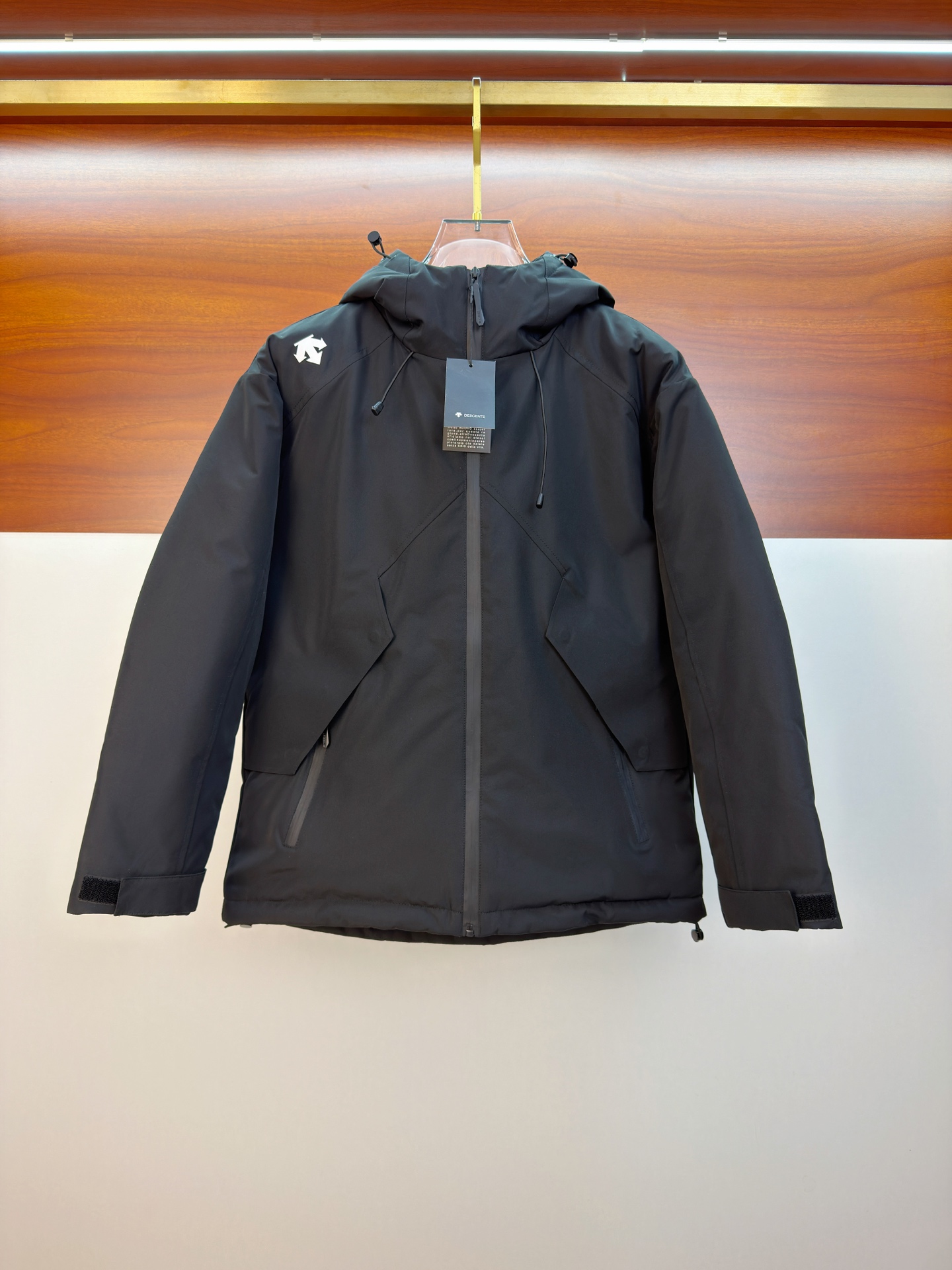 NO:653447,Descente Cotton Clothing 25ss Early Autumn [New Product] New Casual Cotton Clothing Jacket at the Autumn and Winter Counter!  Ultra-avant-garde design style, delicate and comfortable, very light to wear and not easy to wrinkle. Multiple craftsmanship. The overall design is quite visual. The upper body is casual and stylish, with a certain degree of stiffness. It is definitely at the forefront of fashion. Recommended for a sense of temperament, a must-have for urban leisure. Size L-3XL,,jackets & coats,alexander wang19860909迪桑特棉服25ss早秋【新品】秋冬专柜新款休闲棉服外套！超前卫设计风格 细腻舒适 穿着非常轻便不易起皱.多重重工艺 整体的设计颇具视觉感,上身休闲有型,有一定的挺括度,绝对走在时尚最尖端的气质感推荐,都市休闲必备.码数L-3XL,,jackets & coats,alexander wang,Men's clothing