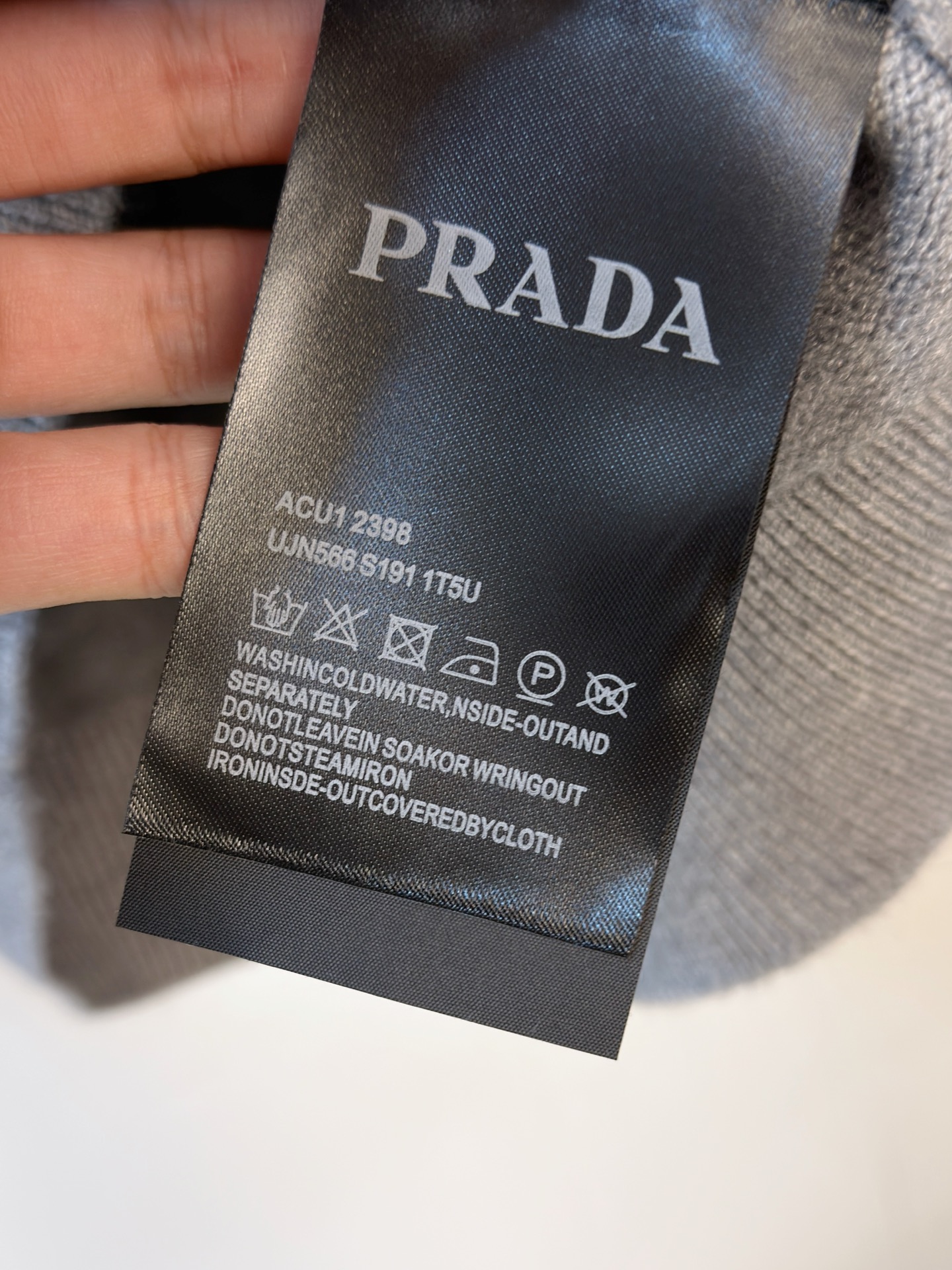 P普拉达2025【新品】秋冬新款针织羊毛衫 高品质意大利进口羊毛混纺面料，高密度针织，时尚百搭毛衣，帅气