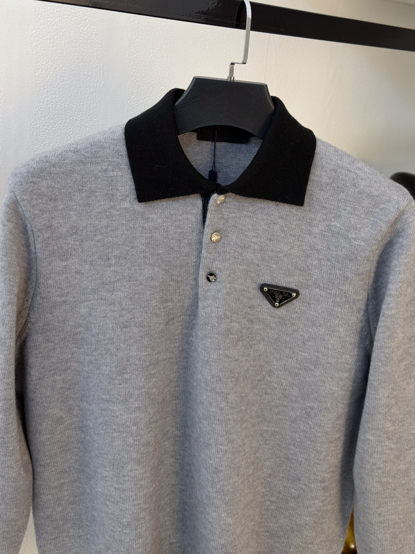 P普拉达2025【新品】秋冬新款针织羊毛衫 高品质意大利进口羊毛混纺面料，高密度针织，时尚百搭毛衣，帅气