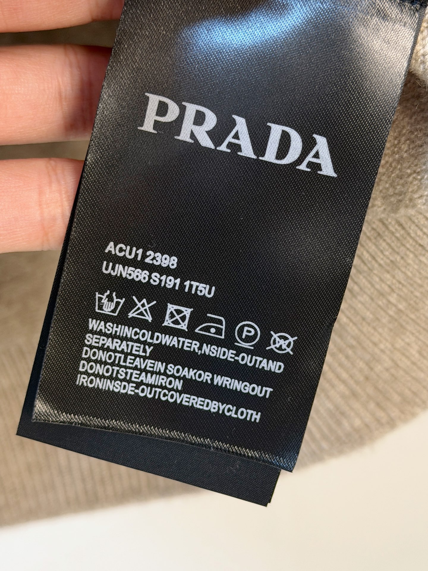 P普拉达2025【新品】秋冬新款针织羊毛衫 高品质意大利进口羊毛混纺面料，高密度针织，时尚百搭毛衣，帅气