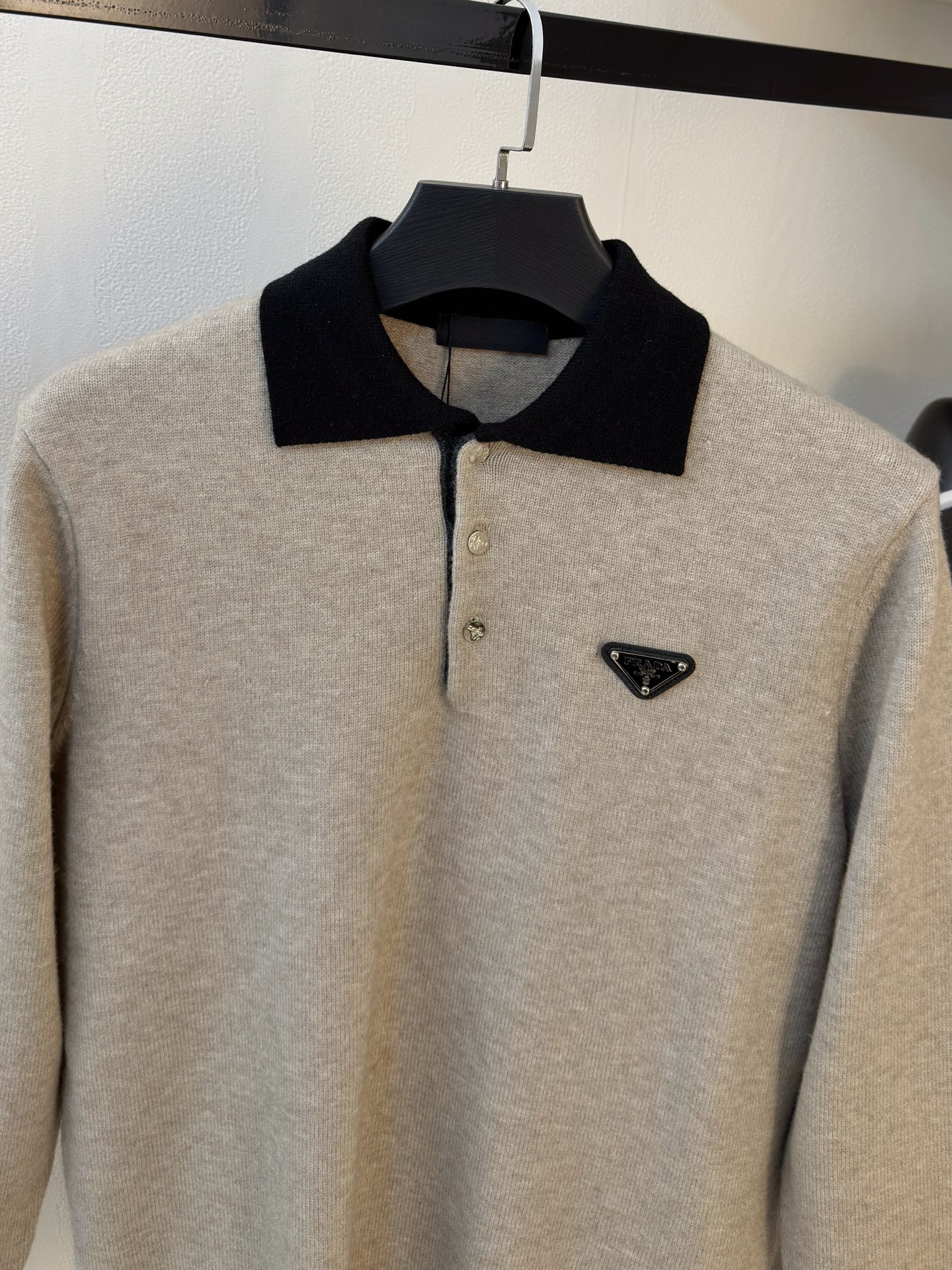 P普拉达2025【新品】秋冬新款针织羊毛衫 高品质意大利进口羊毛混纺面料，高密度针织，时尚百搭毛衣，帅气