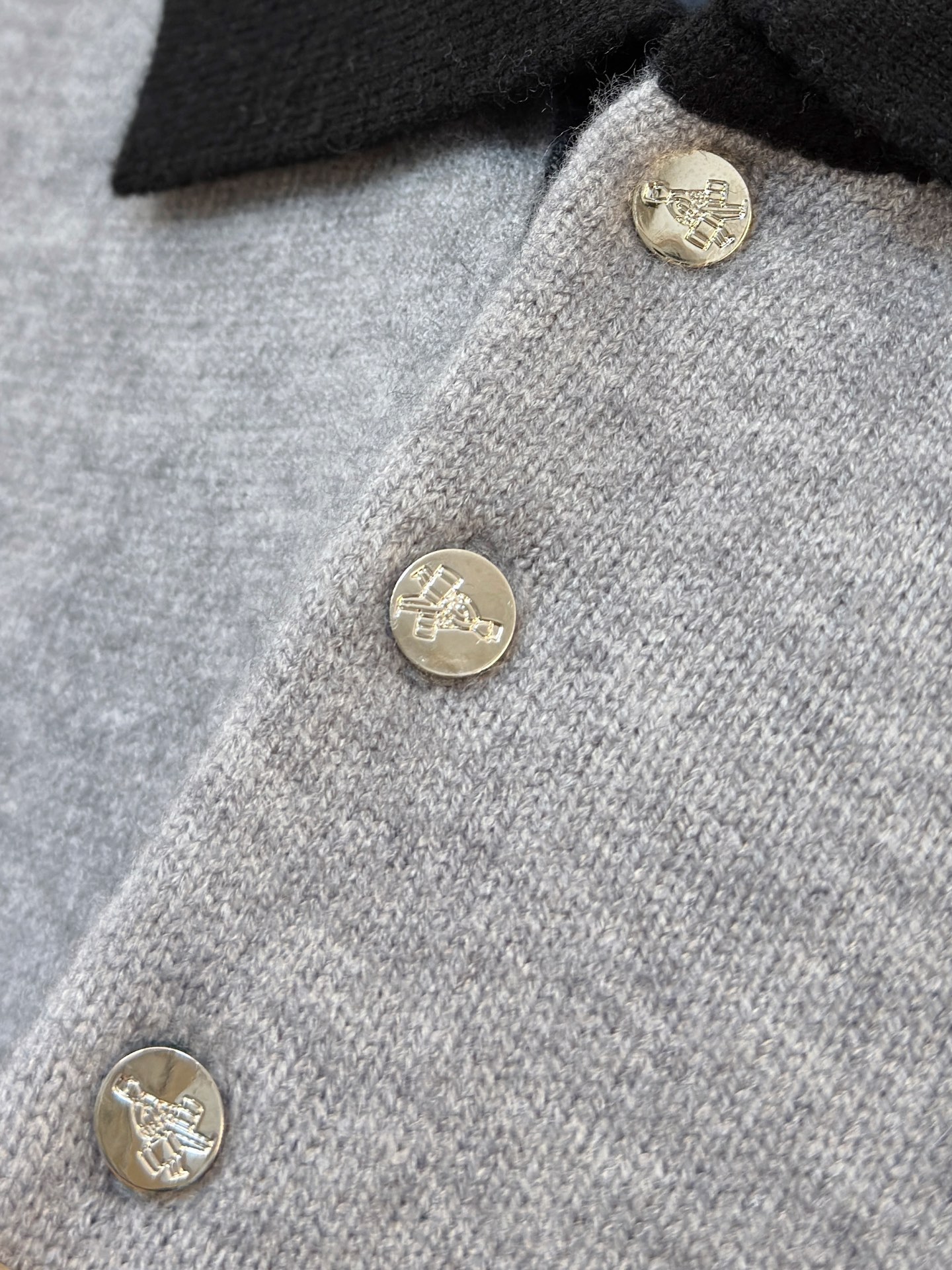 P普拉达2025【新品】秋冬新款针织羊毛衫 高品质意大利进口羊毛混纺面料，高密度针织，时尚百搭毛衣，帅气