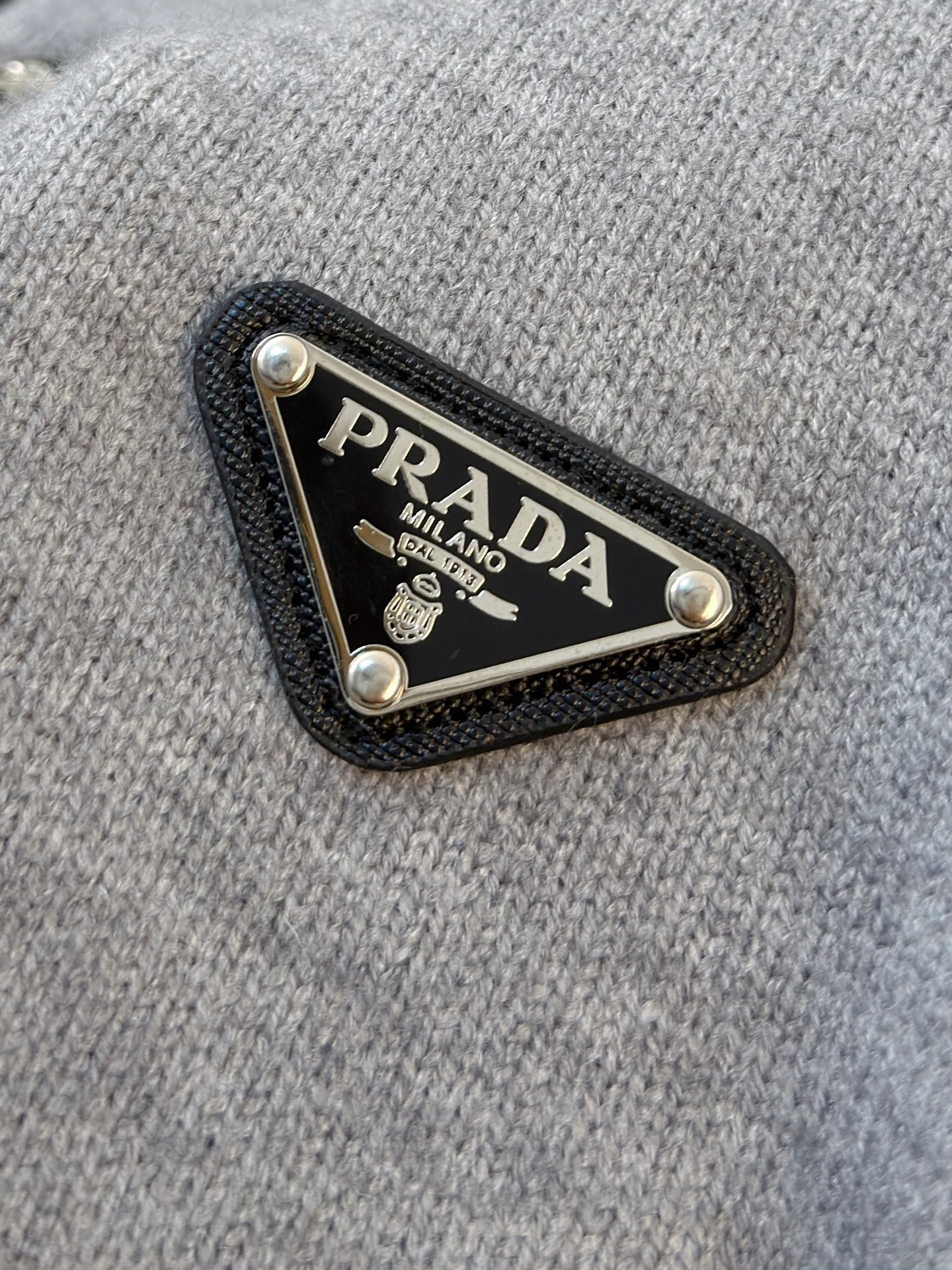 P普拉达2025【新品】秋冬新款针织羊毛衫 高品质意大利进口羊毛混纺面料，高密度针织，时尚百搭毛衣，帅气