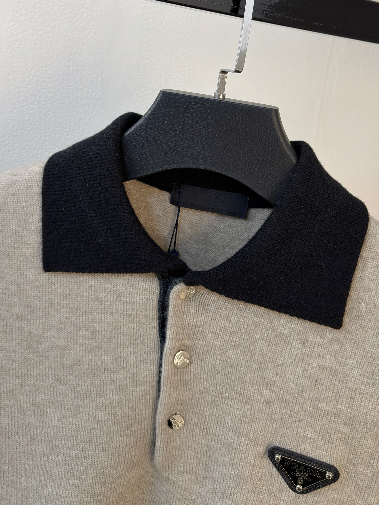 P普拉达2025【新品】秋冬新款针织羊毛衫 高品质意大利进口羊毛混纺面料，高密度针织，时尚百搭毛衣，帅气