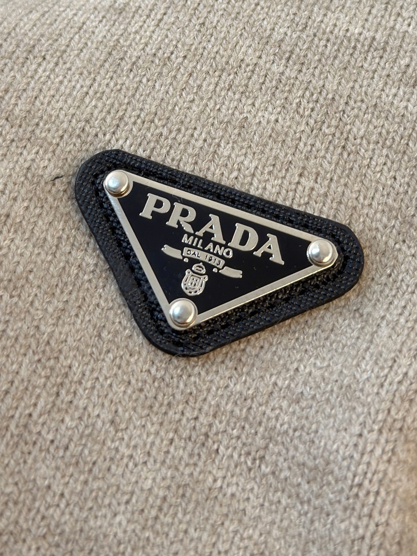 P普拉达2025【新品】秋冬新款针织羊毛衫 高品质意大利进口羊毛混纺面料，高密度针织，时尚百搭毛衣，帅气