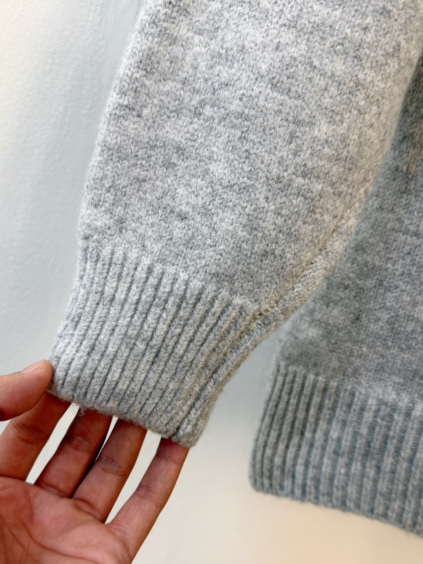 P迪奥2025【新品】秋冬新款针织羊毛衫 高品质意大利进口羊毛混纺面料，高密度针织，时尚百搭毛衣，帅气十