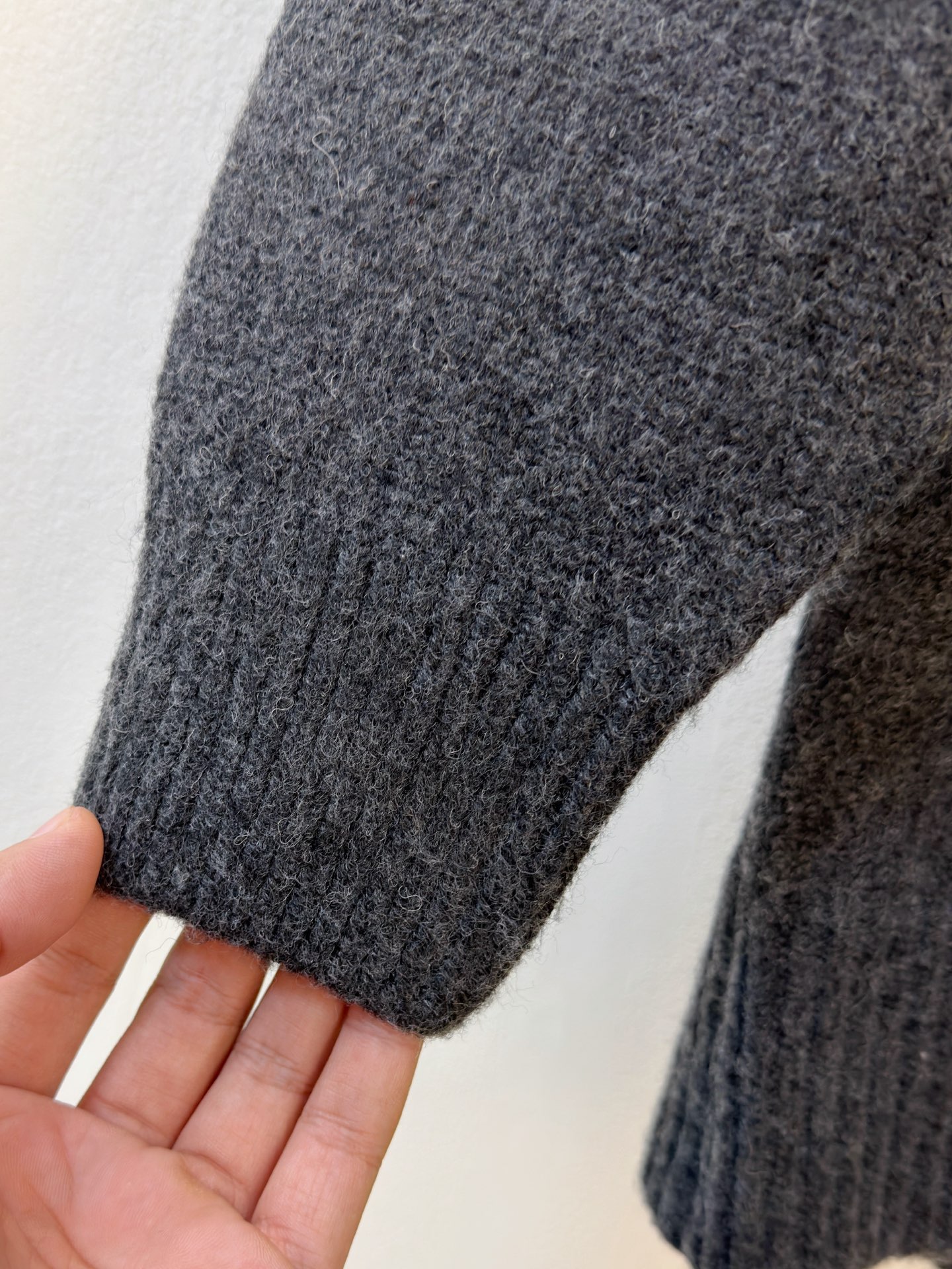 P迪奥2025【新品】秋冬新款针织羊毛衫 高品质意大利进口羊毛混纺面料，高密度针织，时尚百搭毛衣，帅气十