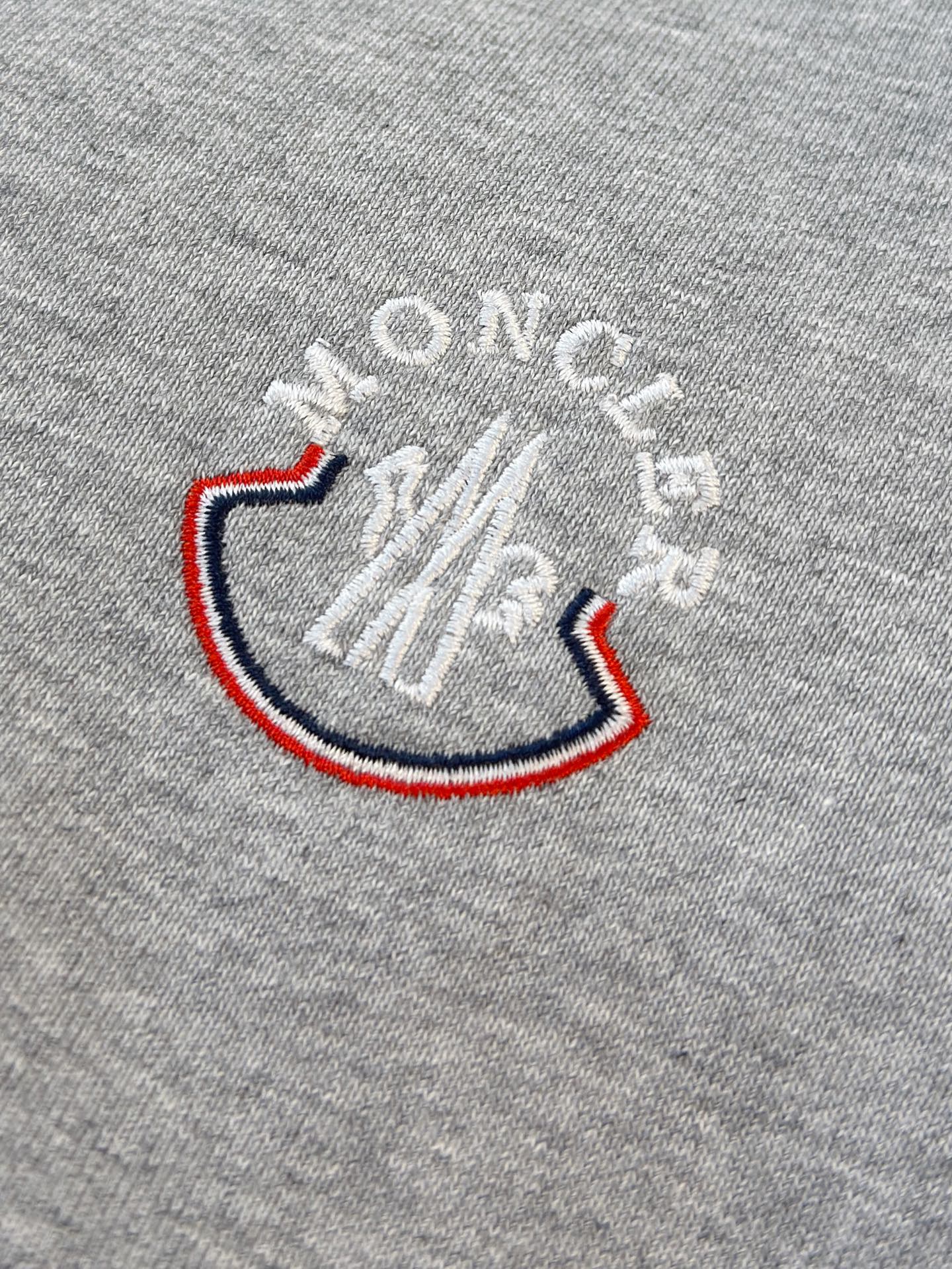 P蒙口2025秋冬新款专柜同款休闲空气层面料套装，透气舒适休闲！高级感满满！细节精致高档，做工无可挑剔！