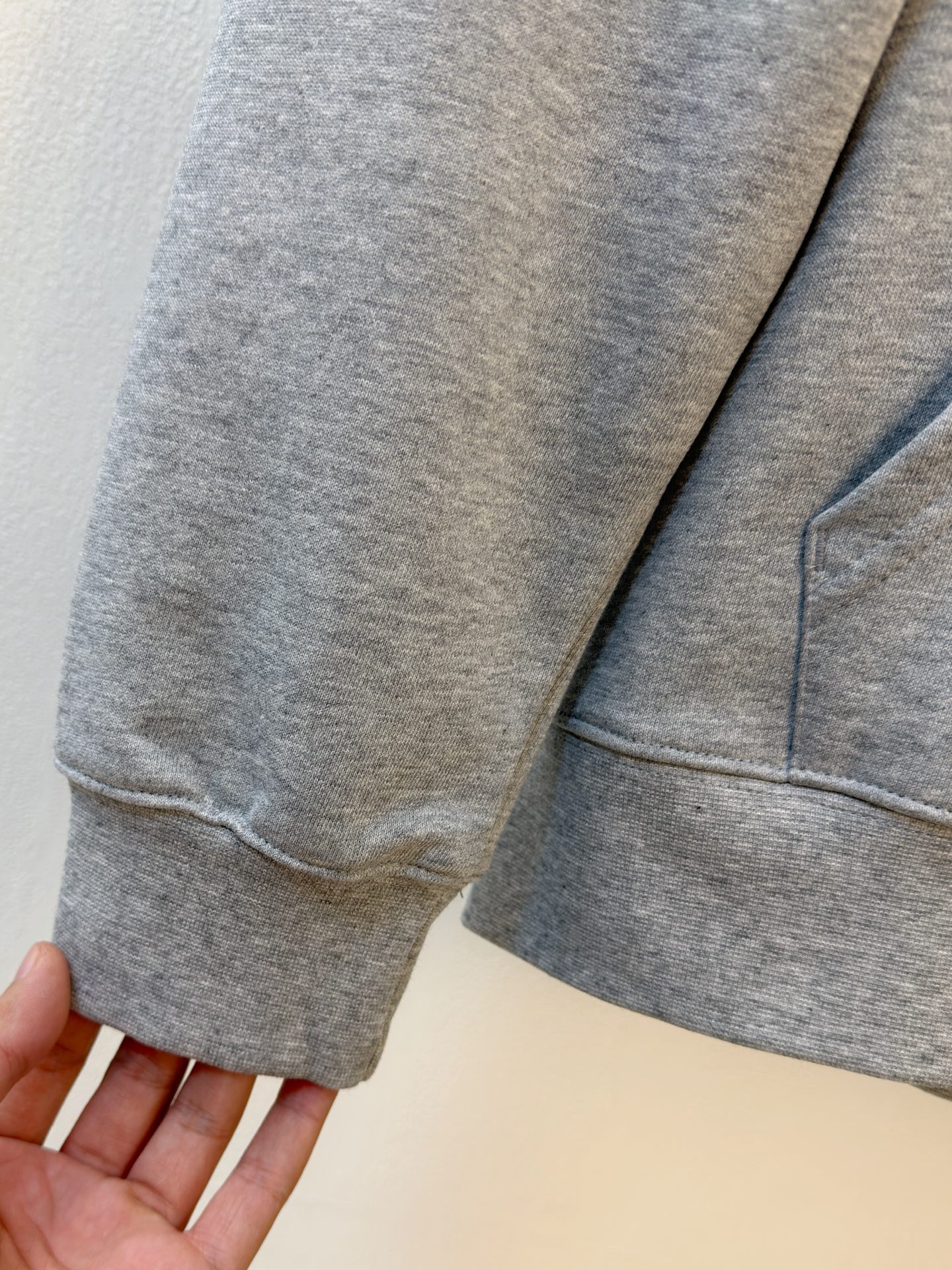 P蒙口2025秋冬新款专柜同款休闲空气层面料套装，透气舒适休闲！高级感满满！细节精致高档，做工无可挑剔！