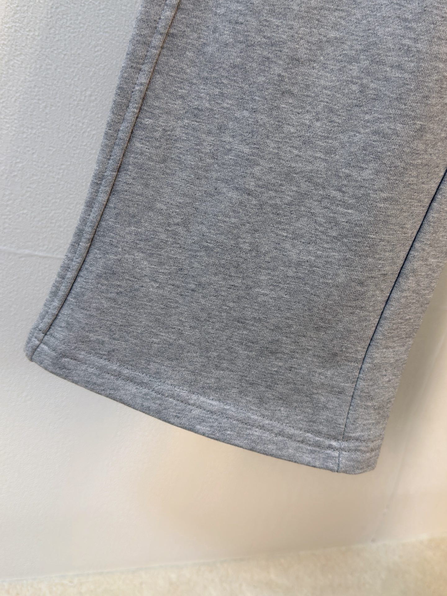 P蒙口2025秋冬新款专柜同款休闲空气层面料套装，透气舒适休闲！高级感满满！细节精致高档，做工无可挑剔！