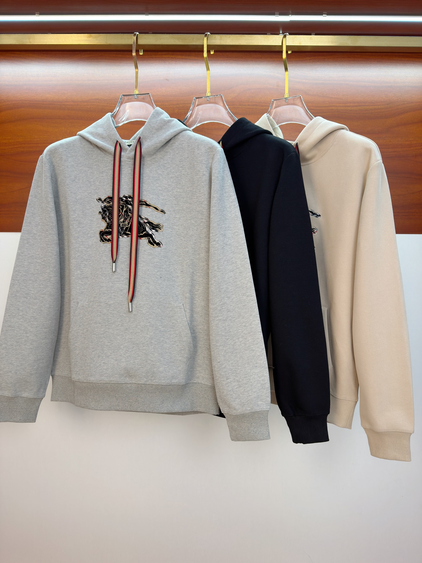 🌾巴宝莉25SS【新品】最新最顶级版本精美工艺连帽卫衣，最顶级的品质专柜原单套头衫，顶级制作工艺进口面料