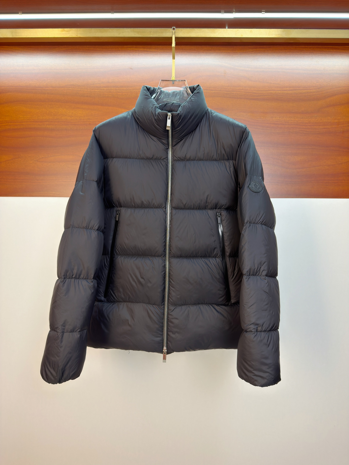 NO:662052,Mengkou 25ss autumn and winter new goose down jacket original 1:1 customized hardware accessories are all imported and original customization. Welcome to compare at the counter. Absolutely high quality. Use top 95 fill-down goose down. Super soft. Filled with feathers. Fluffy and full. Super heavy fabrics with perfect workmanship. Pay attention to the fabrics are super comfortable. Exclusive model. Non-market goods. Same sizes for men and women: M-3XL, Moncler, down jacket,  19860909蒙口25ss秋冬新款鹅绒羽绒服原版1:1订制五金配件全进口原版定制 欢迎专柜对比 绝对的高品质 采用顶级95充绒量鹅绒 超柔软 充羽量蓬松饱满 超级重面料做工杠杠的版型完美 注意面料超舒服 独家款 非市场货 男女同款尺码M-3XL,,Moncler,down jacket, ,Men's clothing