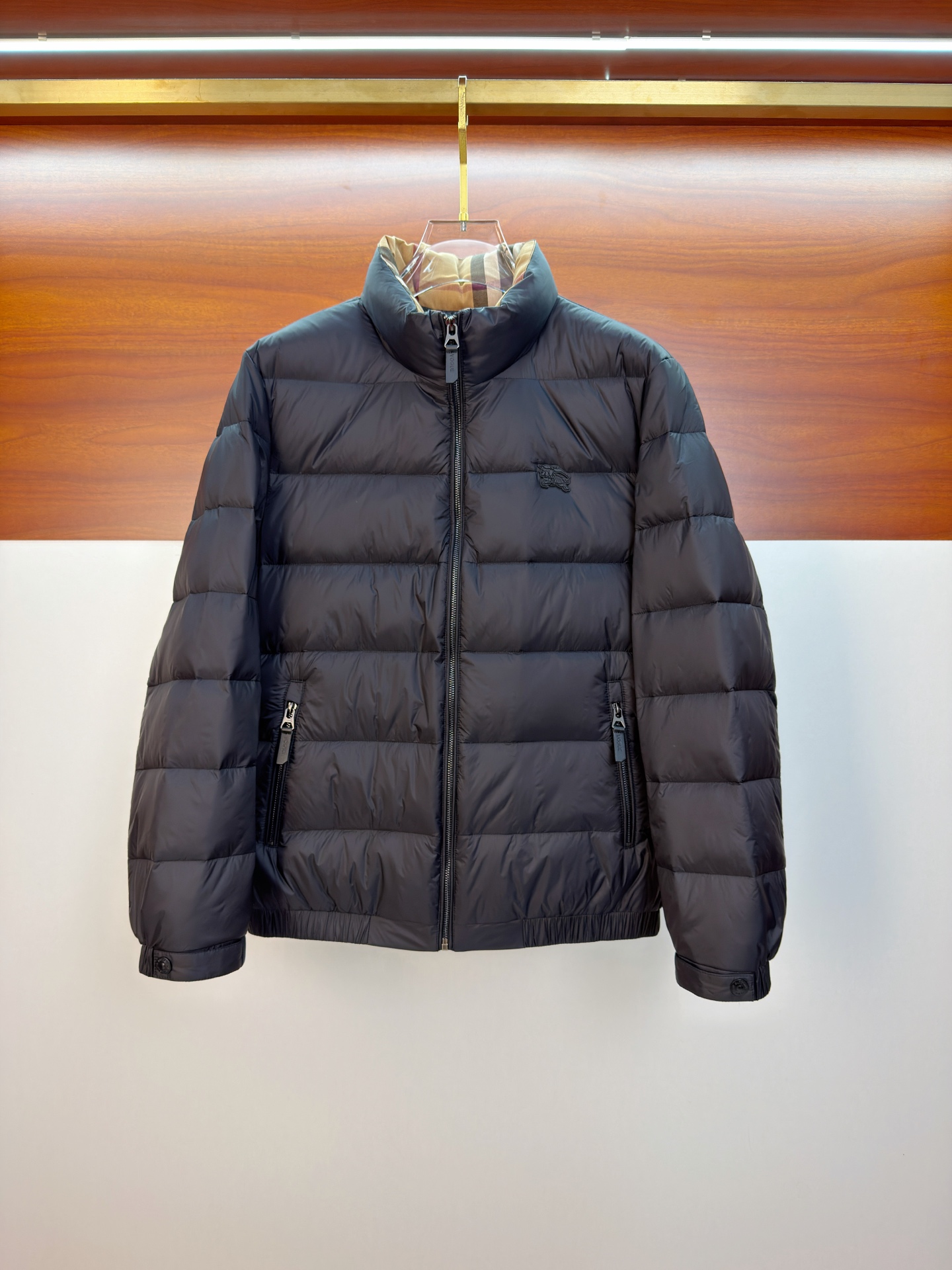 NO:662058,Burberry 25ss autumn and winter new goose down jacket original 1:1 custom-made hardware accessories are all imported and original customization. Welcome to compare at the counter. Absolutely high quality. Use top 95 fill-down goose down. Super soft, full and fluffy. Super-heavy fabrics with perfect workmanship. Pay attention to the fabrics are super comfortable. Exclusive model. Non-market goods. Same sizes for men and women, M-3XL, burberry, down jacket,  .19860909巴宝莉25ss秋冬新款鹅绒羽绒服原版1:1订制五金配件全进口原版定制 欢迎专柜对比 绝对的高品质 采用顶级95充绒量鹅绒 超柔软 充羽量蓬松饱满 超级重面料做工杠杠的版型完美 注意面料超舒服 独家款 非市场货 男女同款尺码M-3XL,,burberry,down jacket, ,Men's clothing