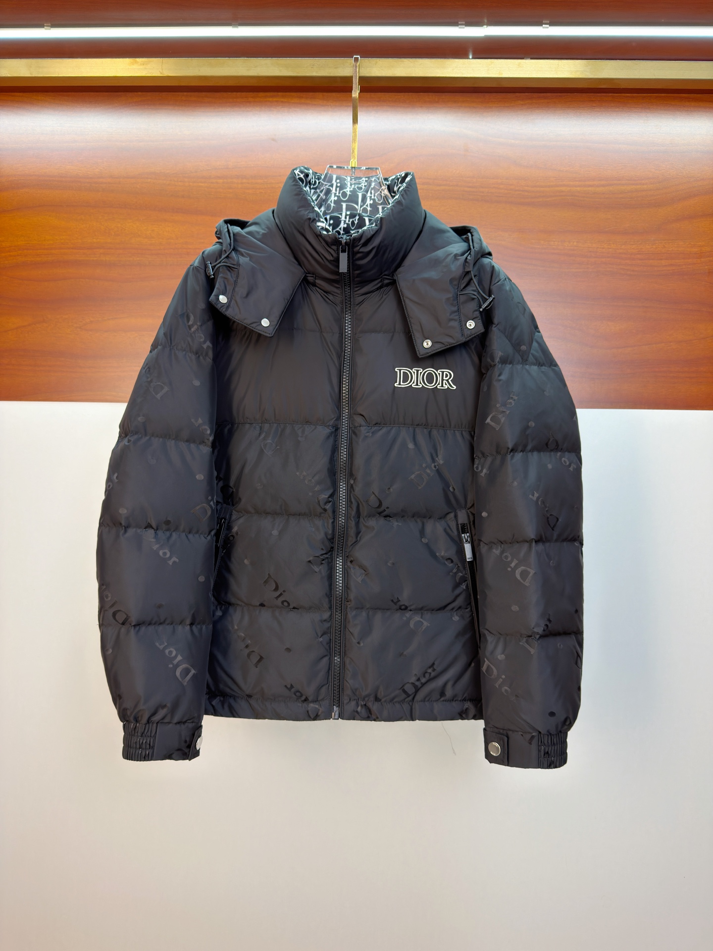 NO:662060,Dior 25ss autumn and winter new goose down down jacket original 1:1 customized hardware accessories are all imported and original customization. Welcome to compare at the counter. Absolutely high quality. Use top 95 fill-down goose down. Super soft. Filled with feathers. Fluffy and full. Super-heavy fabric. Perfect workmanship. Pay attention to the fabric. Super comfortable. Exclusive model. Non-market goods. Same size for men and women. M-3XL, dior, down jacket,  19860909迪奥25ss秋冬新款鹅绒羽绒服原版1:1订制五金配件全进口原版定制 欢迎专柜对比 绝对的高品质 采用顶级95充绒量鹅绒 超柔软 充羽量蓬松饱满 超级重面料做工杠杠的版型完美 注意面料超舒服 独家款 非市场货 男女同款尺码M-3XL,,dior,down jacket, ,Men's clothing