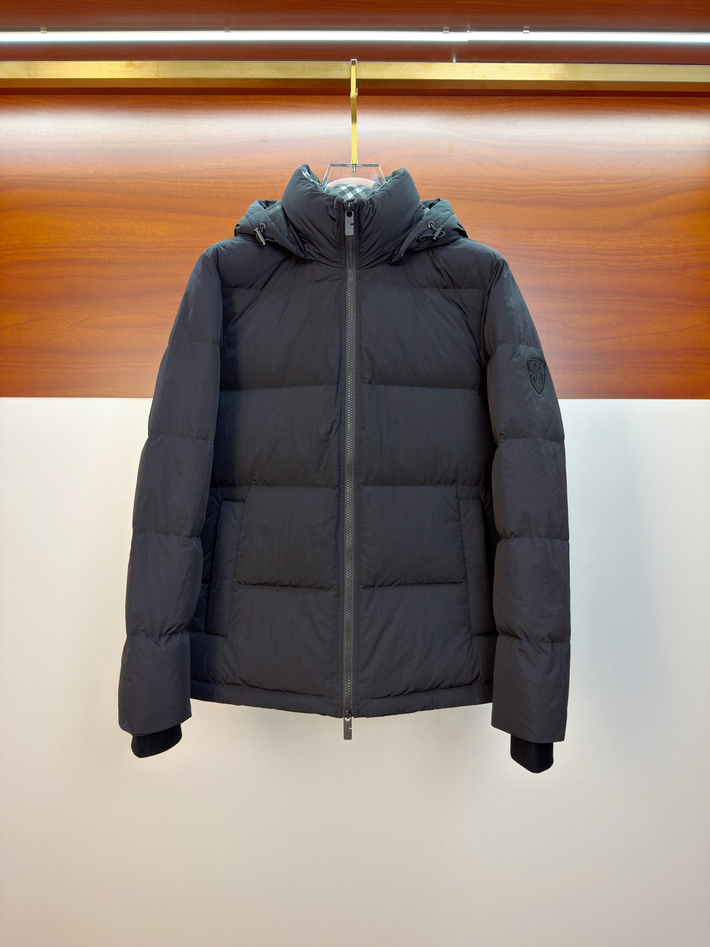 NO:662062,Burberry 25ss autumn and winter new goose down jacket original 1:1 custom-made hardware accessories are all imported and original customization. Welcome to compare at the counter. Absolutely high quality. Use top 95 fill-down goose down. Super soft, full and fluffy. Super-heavy fabrics with perfect workmanship. Pay attention to the fabrics are super comfortable. Exclusive model. Non-market goods. Same sizes for men and women, M-3XL, burberry, down jacket,  .19860909巴宝莉25ss秋冬新款鹅绒羽绒服原版1:1订制五金配件全进口原版定制 欢迎专柜对比 绝对的高品质 采用顶级95充绒量鹅绒 超柔软 充羽量蓬松饱满 超级重面料做工杠杠的版型完美 注意面料超舒服 独家款 非市场货 男女同款尺码M-3XL,,burberry,down jacket, ,Men's clothing