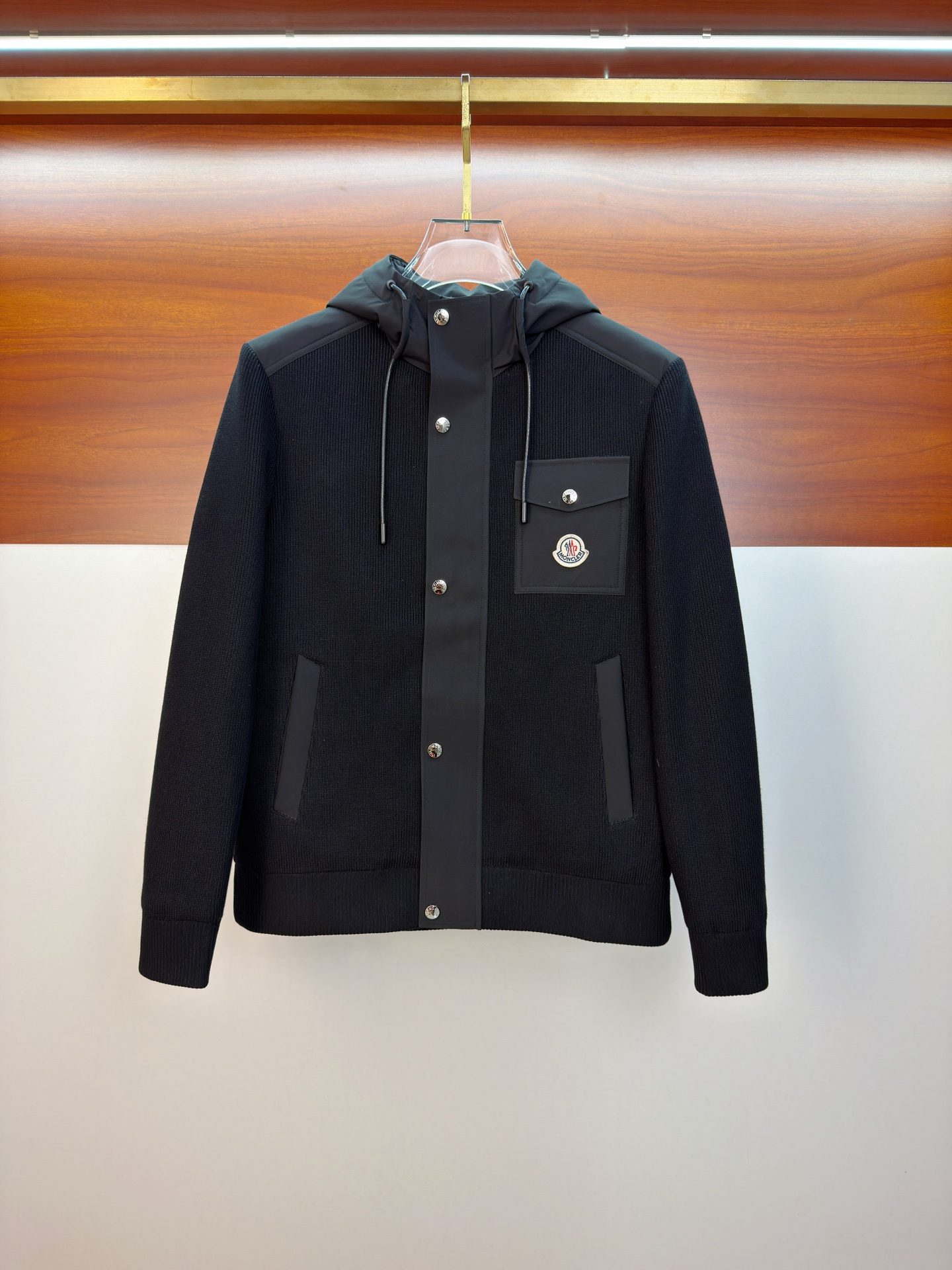 NO:662065,Mengkou 25ss autumn and winter new goose down jacket original 1:1 customized hardware accessories are all imported and original customization. Welcome to compare at the counter. Absolutely high quality. Use top 95 fill-down goose down. Super soft. Filled with feathers. Fluffy and full. Super heavy fabrics with perfect workmanship. Pay attention to the fabrics are super comfortable. Exclusive model. Non-market goods. Same sizes for men and women: M-3XL, Moncler, down jacket,  19860909蒙口25ss秋冬新款鹅绒羽绒服原版1:1订制五金配件全进口原版定制 欢迎专柜对比 绝对的高品质 采用顶级95充绒量鹅绒 超柔软 充羽量蓬松饱满 超级重面料做工杠杠的版型完美 注意面料超舒服 独家款 非市场货 男女同款尺码M-3XL,,Moncler,down jacket, ,Men's clothing