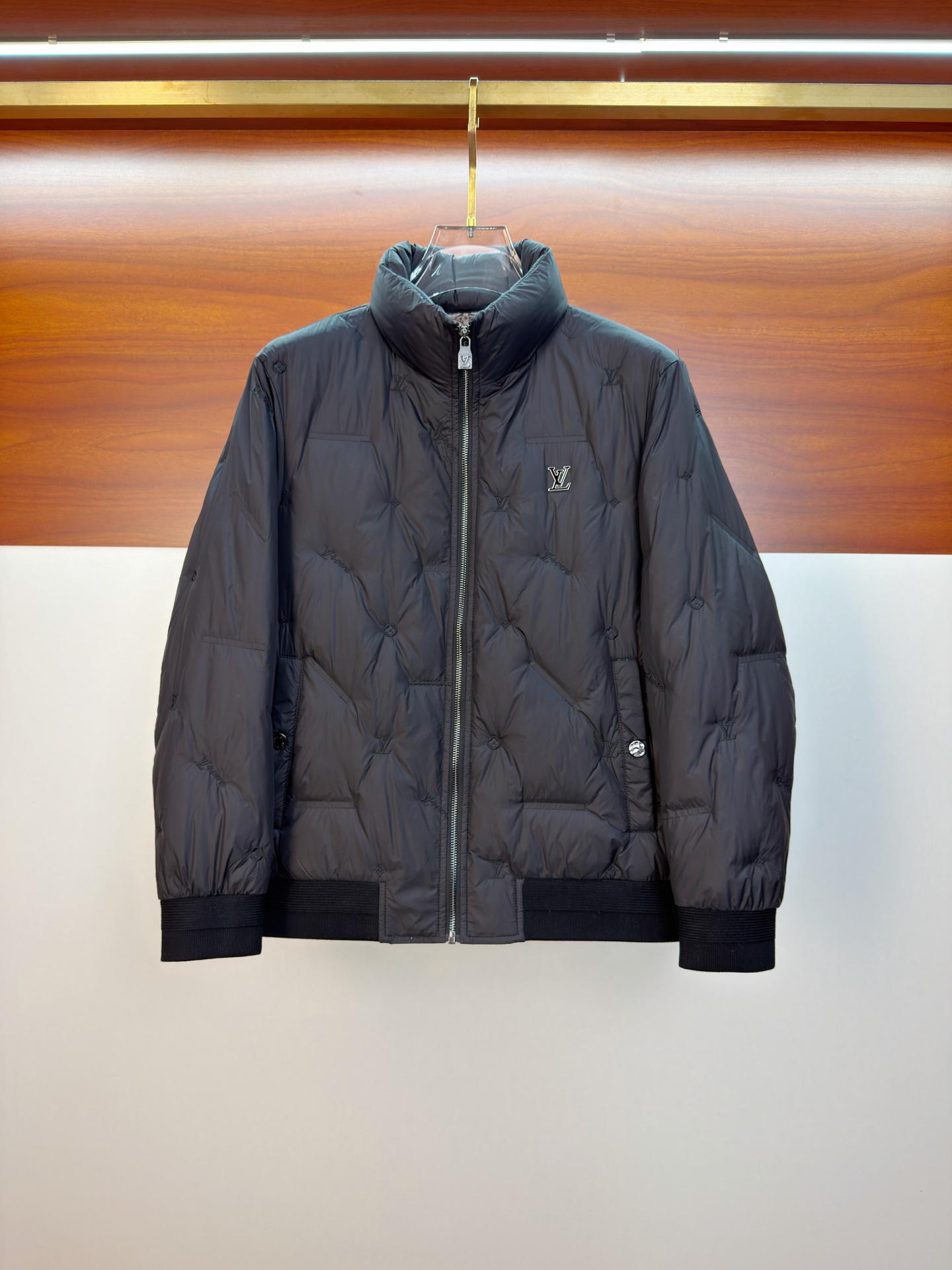 NO:662066,LV 25ss autumn and winter new goose down jacket original 1:1 customized hardware accessories are all imported and original customization. Welcome to compare at the counter. Absolutely high quality. Use top 95 fill-down goose down. Super soft. Filled with feathers. Fluffy and full. Super heavy fabrics with perfect workmanship. Pay attention to the fabrics are super comfortable. Exclusive model. Non-market goods. Same sizes for men and women: M-3XL, louis vuitton, down jacket,  19860909LV 25ss秋冬新款鹅绒羽绒服原版1:1订制五金配件全进口原版定制 欢迎专柜对比 绝对的高品质 采用顶级95充绒量鹅绒 超柔软 充羽量蓬松饱满 超级重面料做工杠杠的版型完美 注意面料超舒服 独家款 非市场货 男女同款尺码M-3XL,,louis vuitton,down jacket, ,Men's clothing