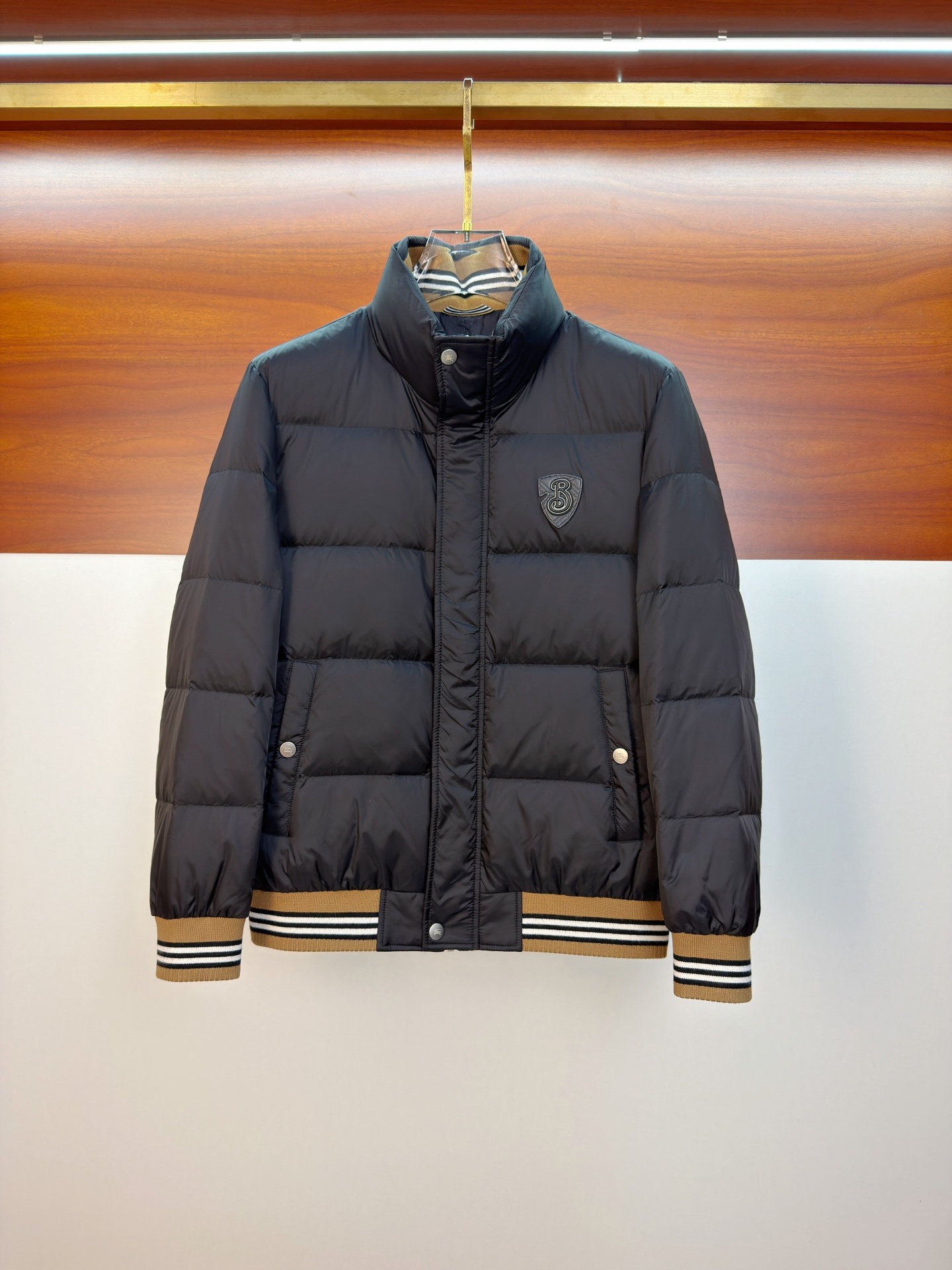 NO:662053,Burberry 25ss autumn and winter new goose down jacket original 1:1 custom-made hardware accessories are all imported and original customization. Welcome to compare at the counter. Absolutely high quality. Use top 95 fill-down goose down. Super soft, full and fluffy. Super-heavy fabrics with perfect workmanship. Pay attention to the fabrics are super comfortable. Exclusive model. Non-market goods. Same sizes for men and women, M-3XL, burberry, down jacket,  .19860909巴宝莉25ss秋冬新款鹅绒羽绒服原版1:1订制五金配件全进口原版定制 欢迎专柜对比 绝对的高品质 采用顶级95充绒量鹅绒 超柔软 充羽量蓬松饱满 超级重面料做工杠杠的版型完美 注意面料超舒服 独家款 非市场货 男女同款尺码M-3XL,,burberry,down jacket, ,Men's clothing