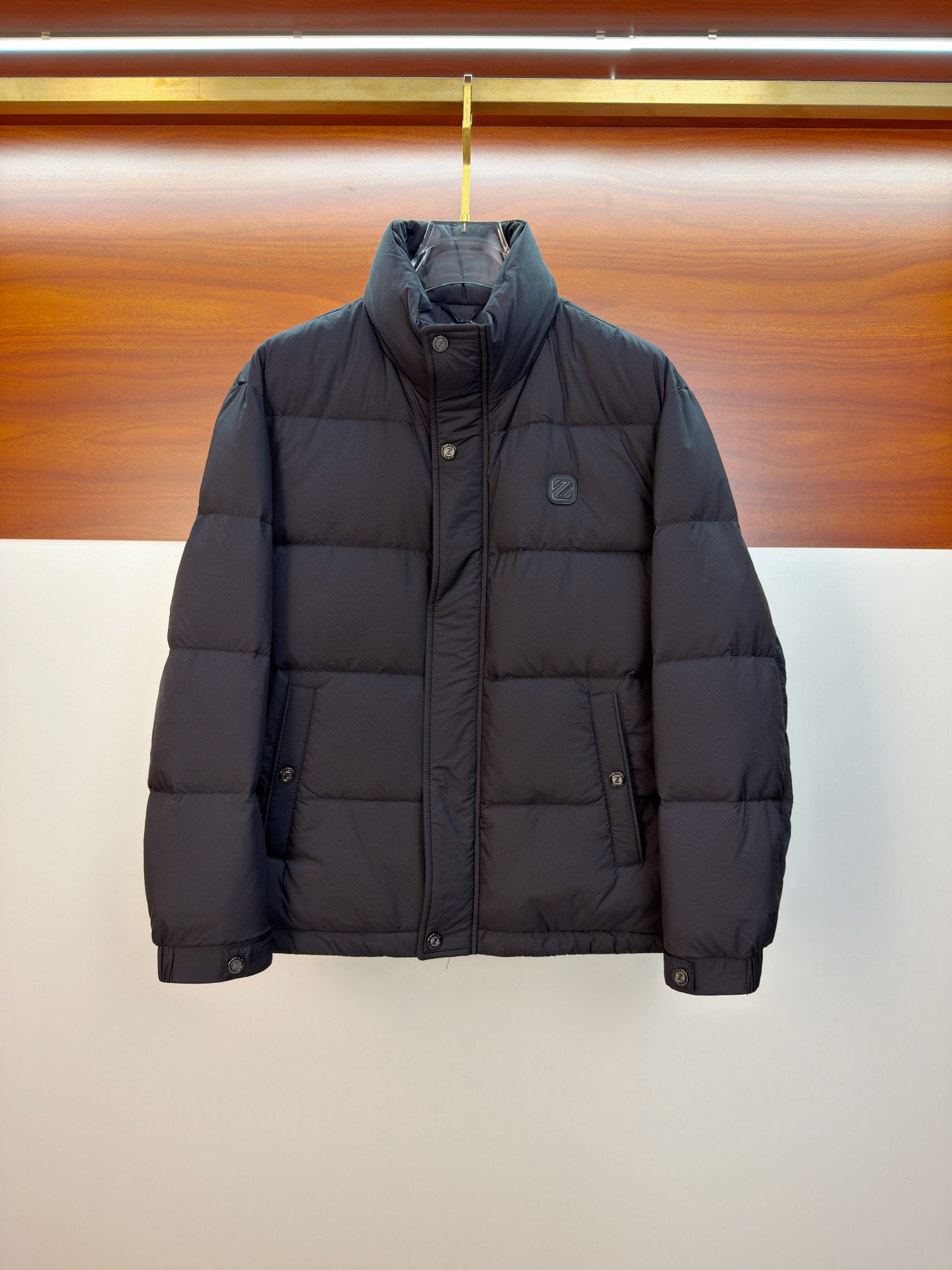 NO:662048,Zegna 25ss autumn and winter new goose down jacket original 1:1 customized hardware accessories are all imported and original customization. Welcome to compare at the counter. Absolutely high quality. Use top 95 fill-down goose down. Super soft. Filled with feathers. Fluffy and full. Super-heavy fabric. Perfect workmanship. Pay attention to the fabric. Super comfortable. Exclusive model. Non-market goods. Same size for men and women. M-3XL,,zegna,down jacket, 19860909杰尼亚25ss秋冬新款鹅绒羽绒服原版1:1订制五金配件全进口原版定制 欢迎专柜对比 绝对的高品质 采用顶级95充绒量鹅绒 超柔软 充羽量蓬松饱满 超级重面料做工杠杠的版型完美 注意面料超舒服 独家款 非市场货 男女同款尺码M-3XL,,zegna,down jacket, ,Men's clothing