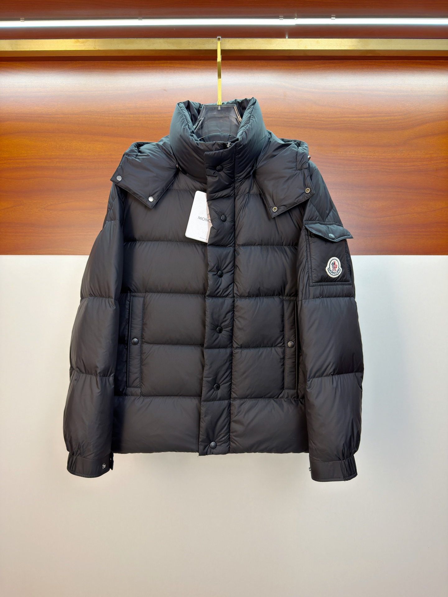 NO:662043,Mengkou 25ss autumn and winter new goose down jacket original 1:1 customized hardware accessories are all imported and original customization. Welcome to compare at the counter. Absolutely high quality. Use top 95 fill-down goose down. Super soft. Filled with feathers. Fluffy and full. Super heavy fabrics with perfect workmanship. Pay attention to the fabrics are super comfortable. Exclusive model. Non-market goods. Same sizes for men and women: M-3XL, Moncler, down jacket,  19860909蒙口25ss秋冬新款鹅绒羽绒服原版1:1订制五金配件全进口原版定制 欢迎专柜对比 绝对的高品质 采用顶级95充绒量鹅绒 超柔软 充羽量蓬松饱满 超级重面料做工杠杠的版型完美 注意面料超舒服 独家款 非市场货 男女同款尺码M-3XL,,Moncler,down jacket, ,Men's clothing